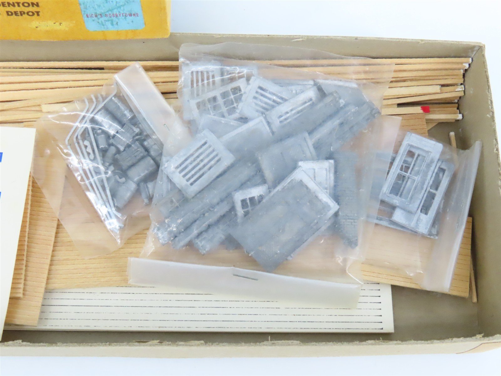 HO Scale Quality Craft 103 Haydenton Covered Depot Building Kit