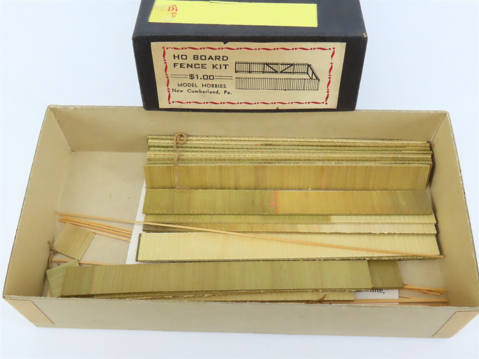 HO Scale Model Hobbies Board Fence Building Kit