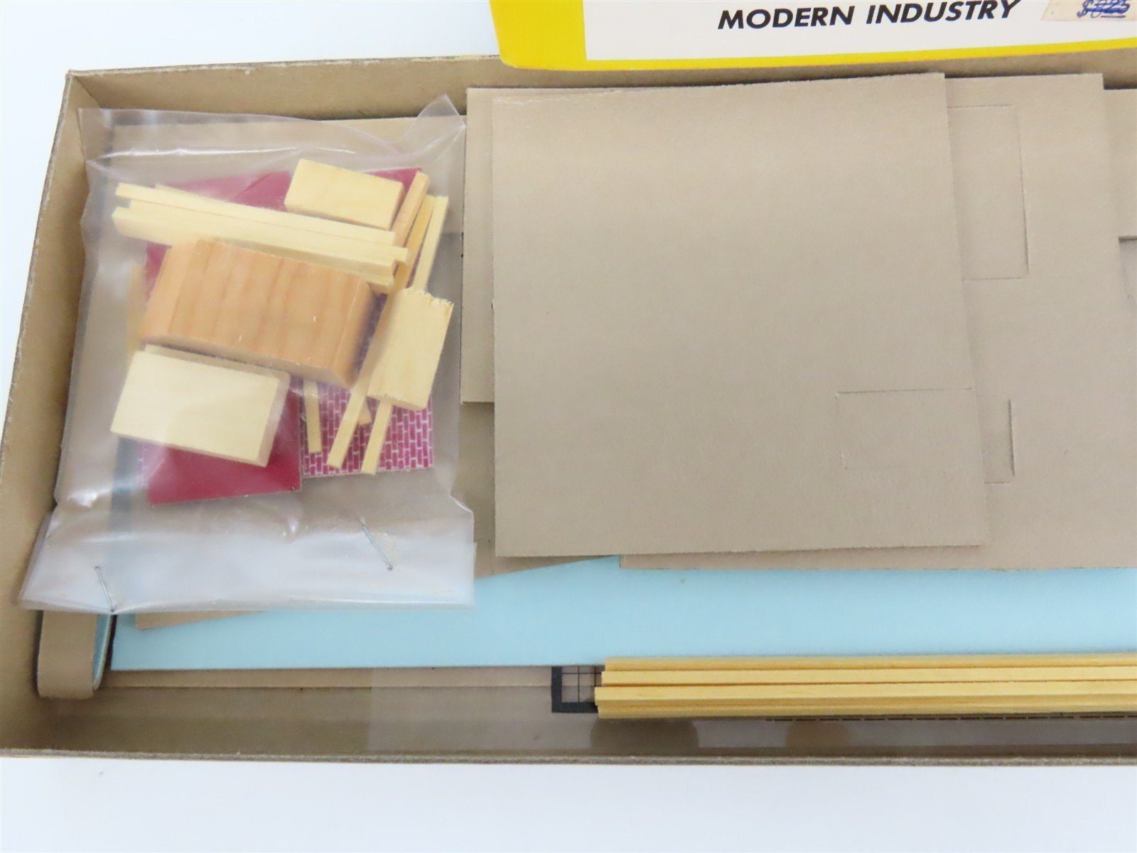 HO Scale California Model Co. 543 Modern Industry Building Craftsman Kit