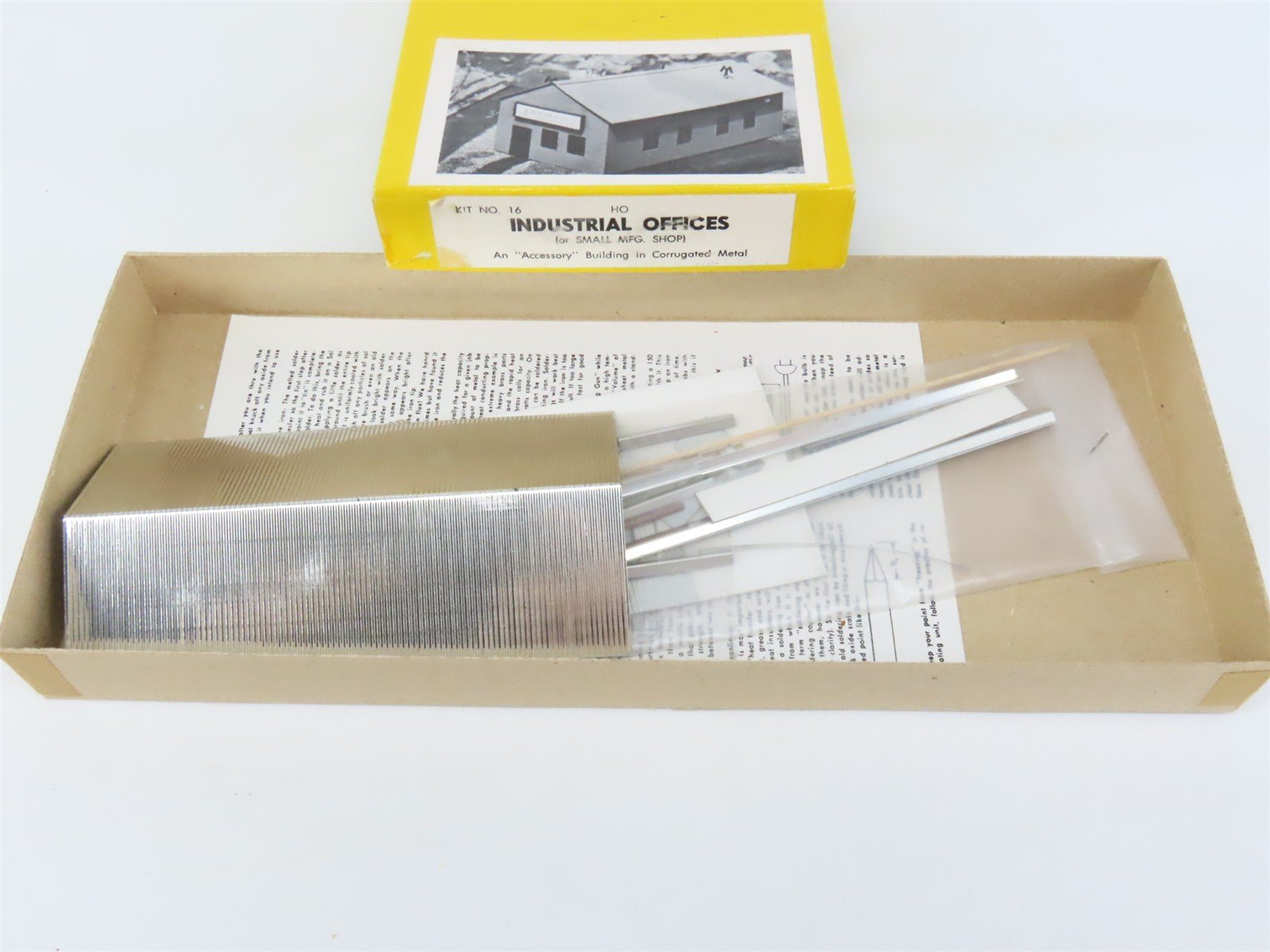 HO California Model Co. 16 Industrial Offices Building Craftsman Kit