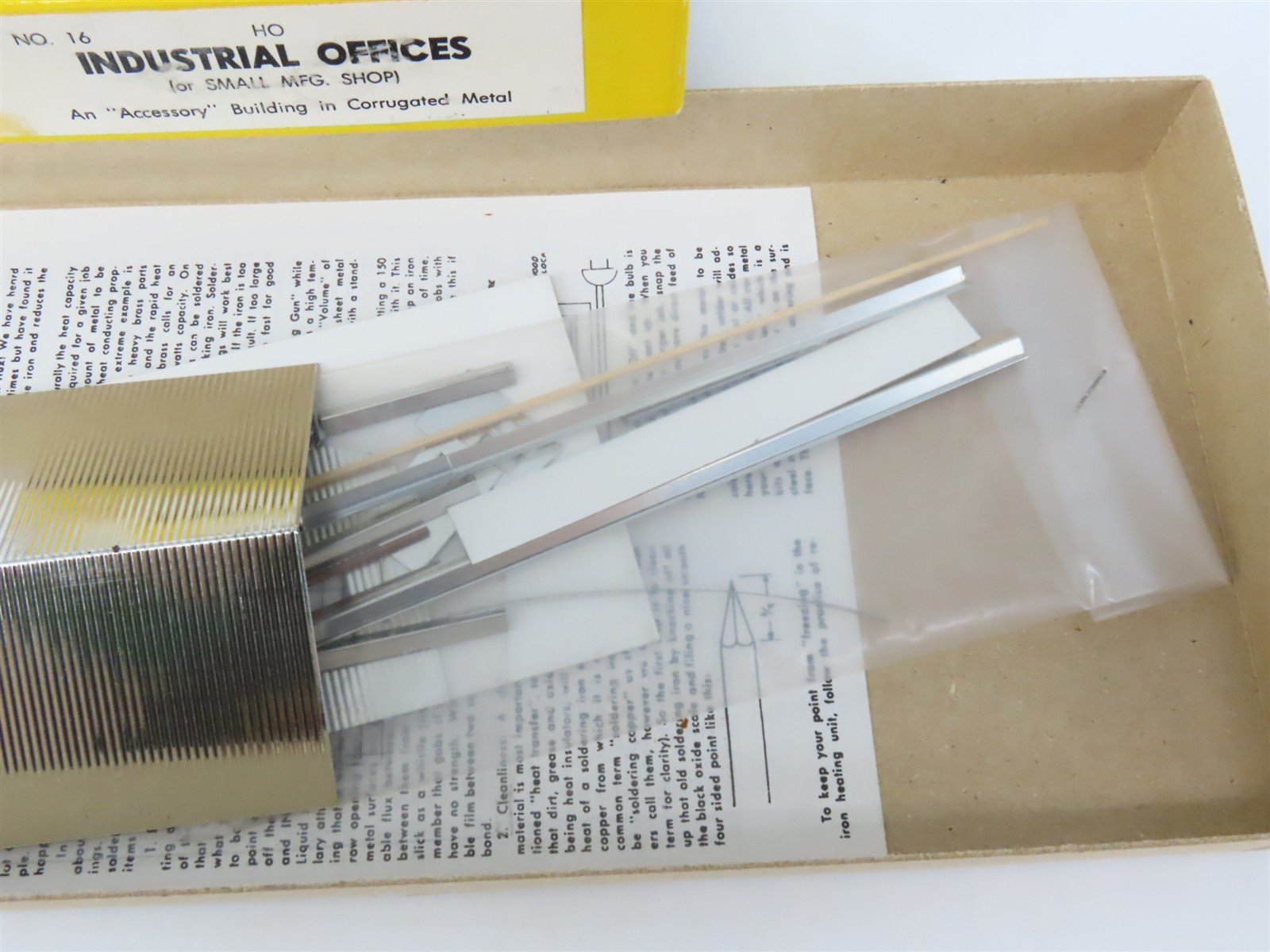 HO California Model Co. 16 Industrial Offices Building Craftsman Kit