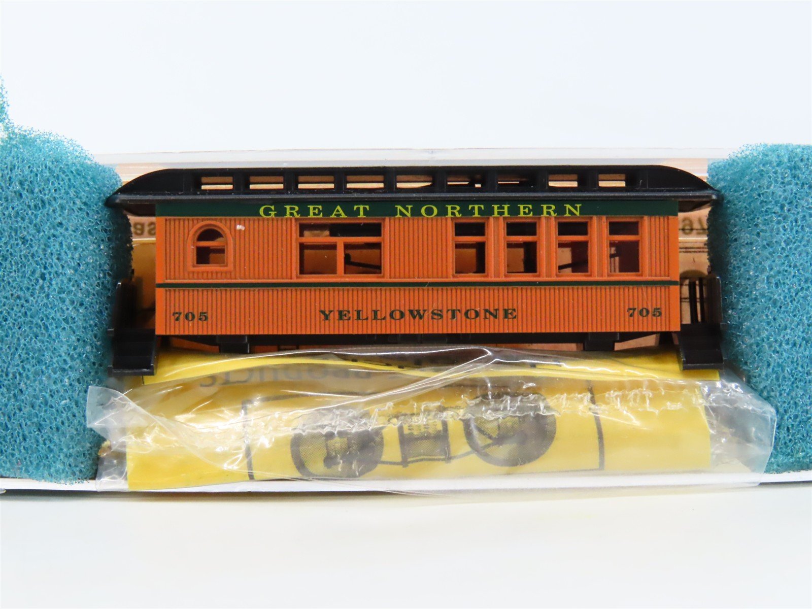 N Roundhouse Kit 8547 GN Great Northern Overton Business Passenger 