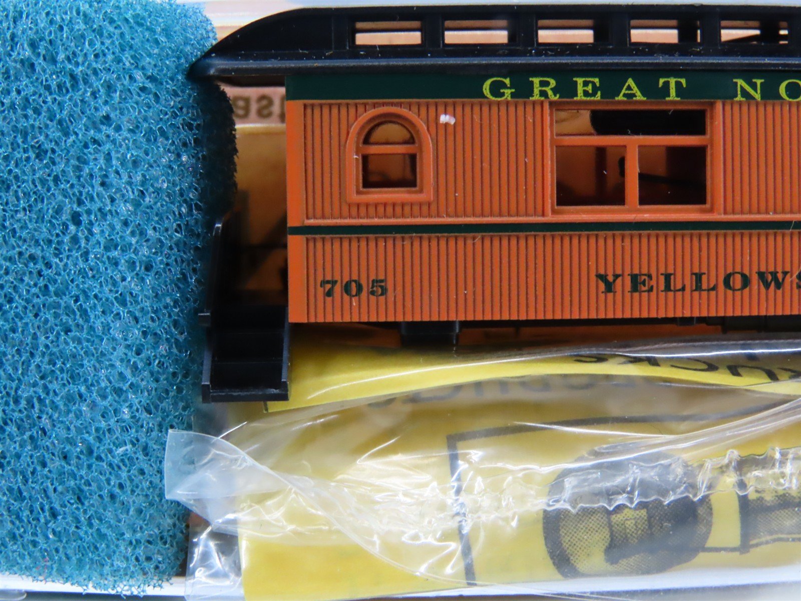 N Roundhouse Kit 8547 GN Great Northern Overton Business Passenger 