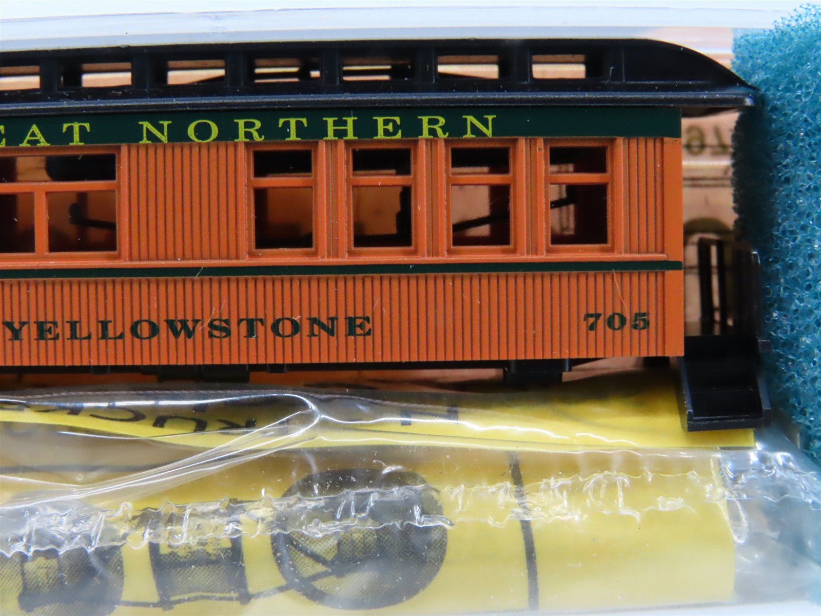 N Roundhouse Kit 8547 GN Great Northern Overton Business Passenger 