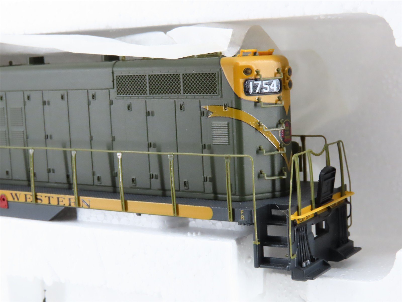 HO Scale Proto 2000 97058 GTW Grand Trunk Western GP9 Diesel #1754 - BAD GEARS