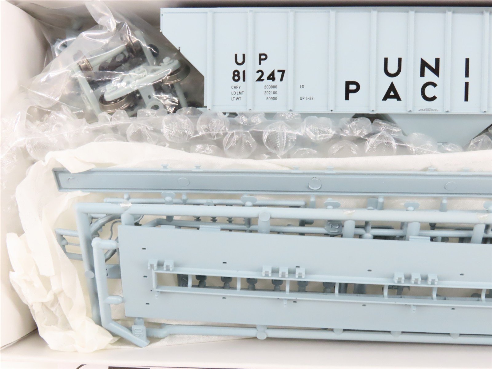 HO Proto 2000 Kit 21862 UP Union Pacific PS2-CD 3-Bay Covered Hopper #81247