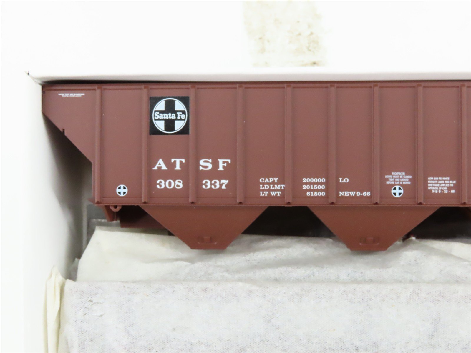 HO Scale Proto 2000 Kit 21851 ATSF Santa Fe PS2-CD 3-Bay Covered Hopper #308337