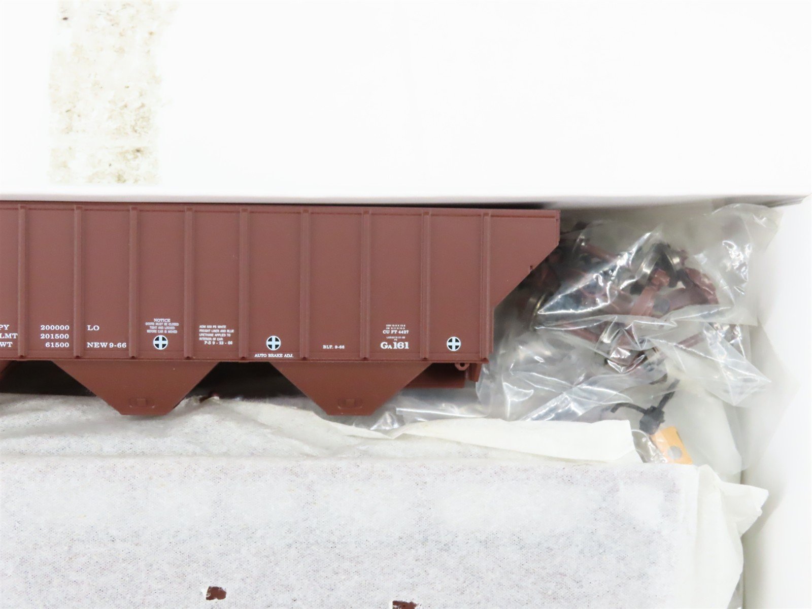 HO Scale Proto 2000 Kit 21851 ATSF Santa Fe PS2-CD 3-Bay Covered Hopper #308337