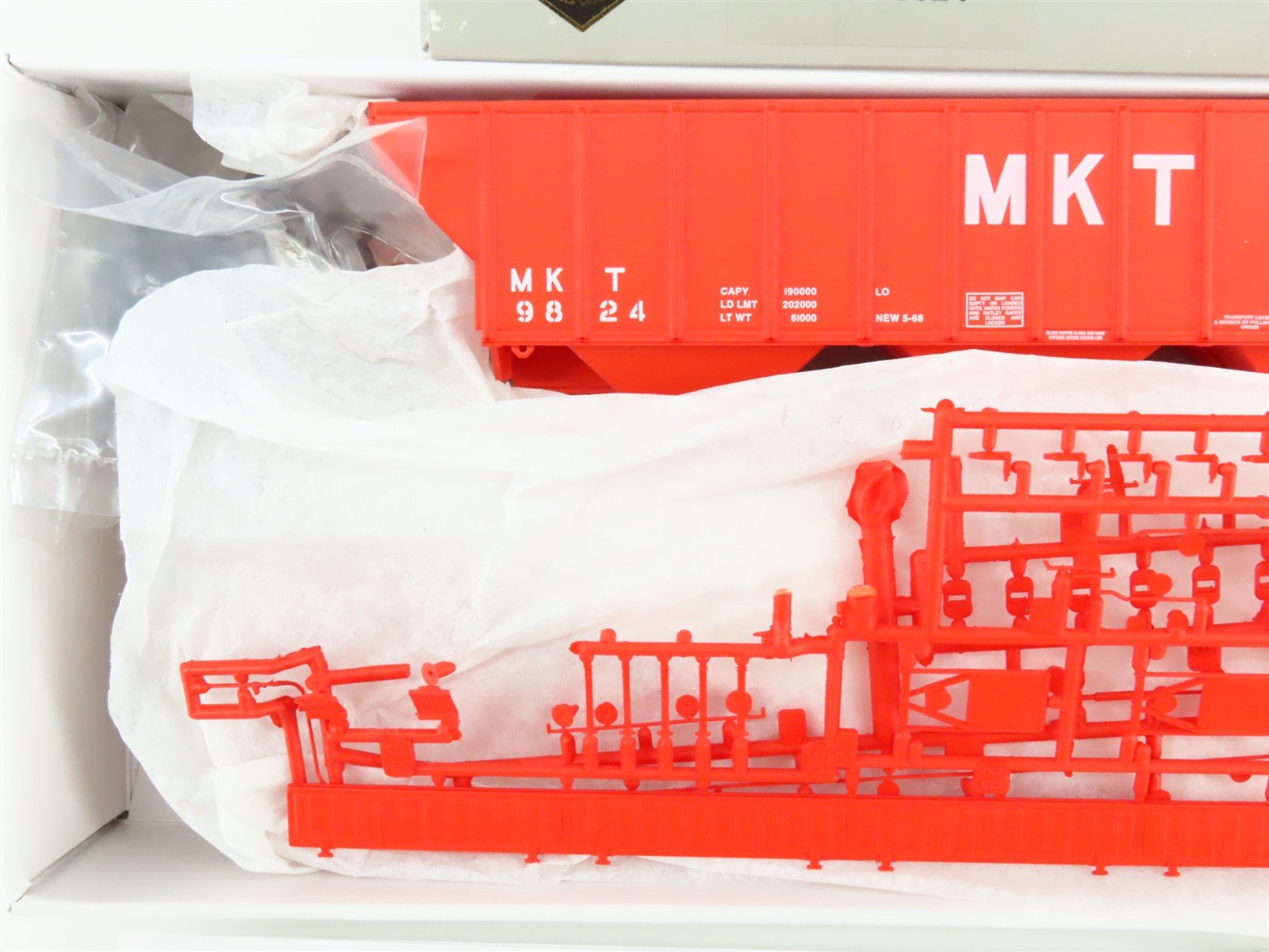 HO Proto 2000 Kit 21880 MKT Missouri-Kansas-Texas 3-Bay Covered Hopper #9824