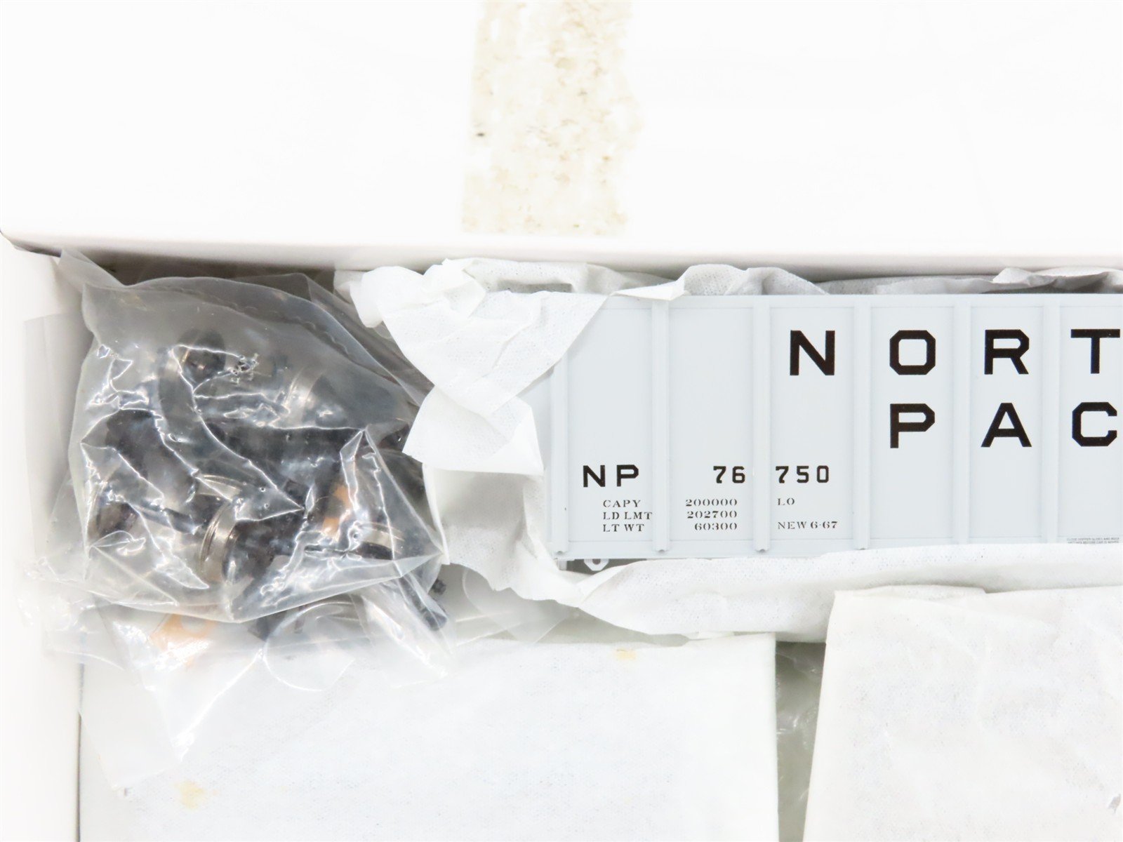 HO Proto 2000 Kit 21859 NP Northern Pacific PS2-CD 3-Bay Covered Hopper #76750