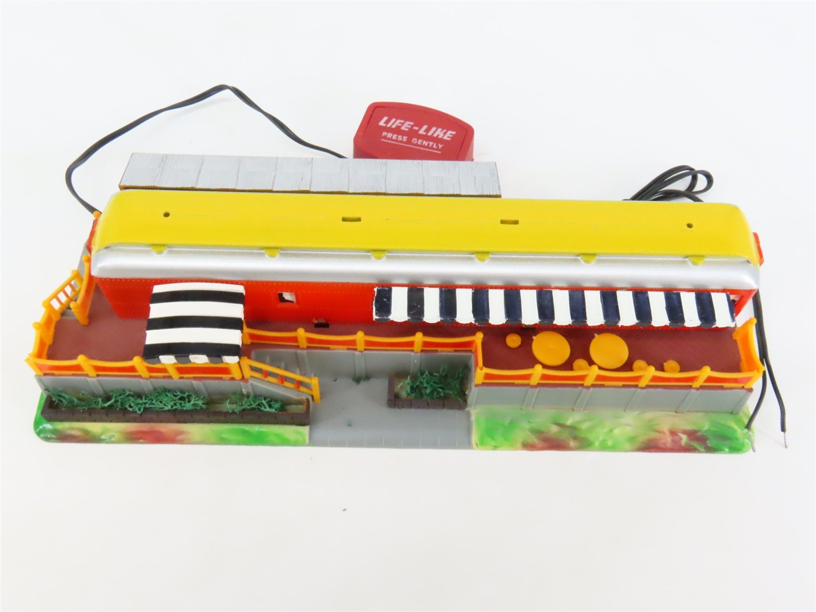 HO 1/87 Scale Life-Like #08707 Myrtle's Whistle Stop Diner w/ Whistle Sound