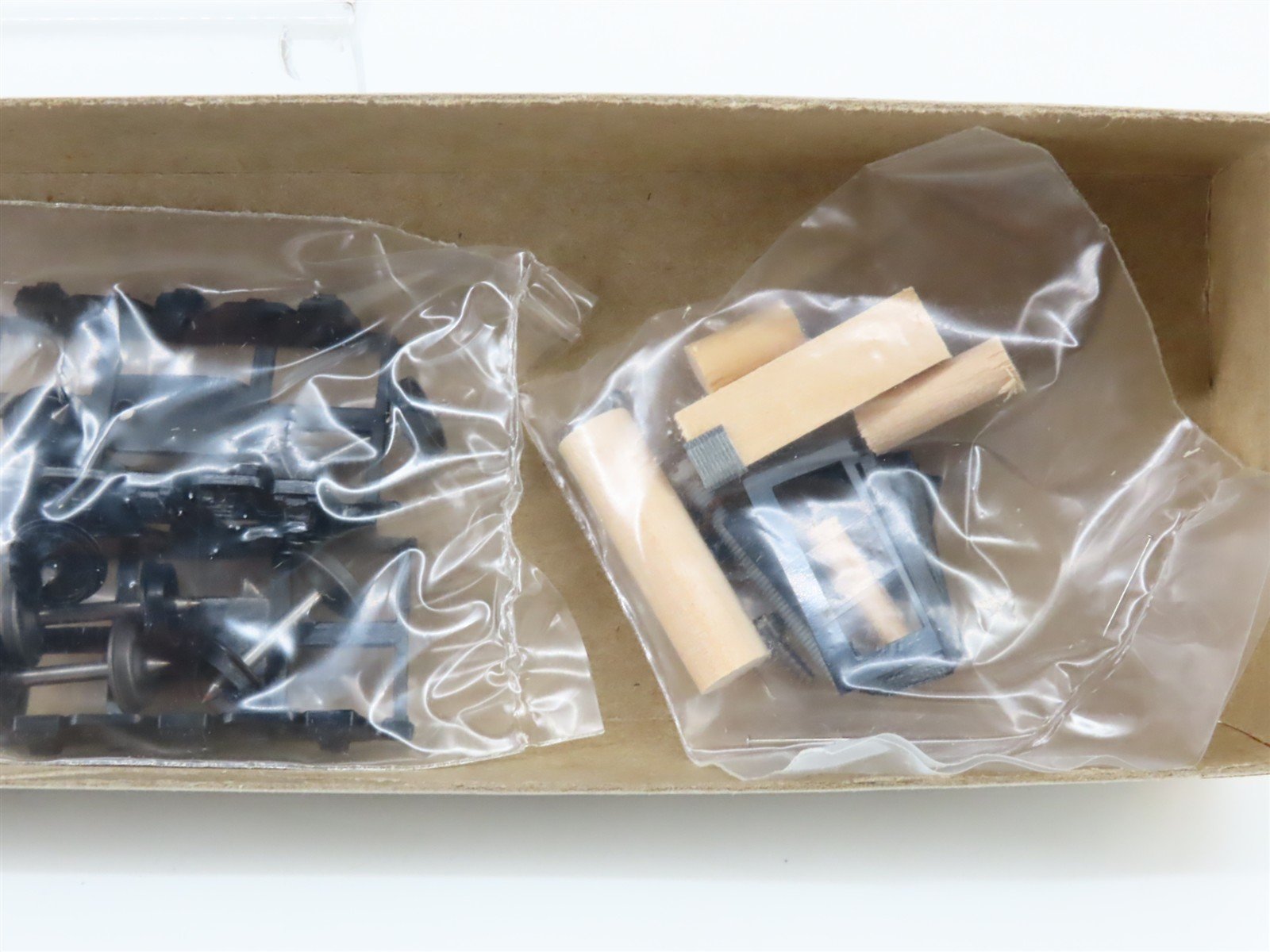 HO Scale Walthers Kit 20th Century Ltd 13-Double Room Pullman Sleeper Passenger