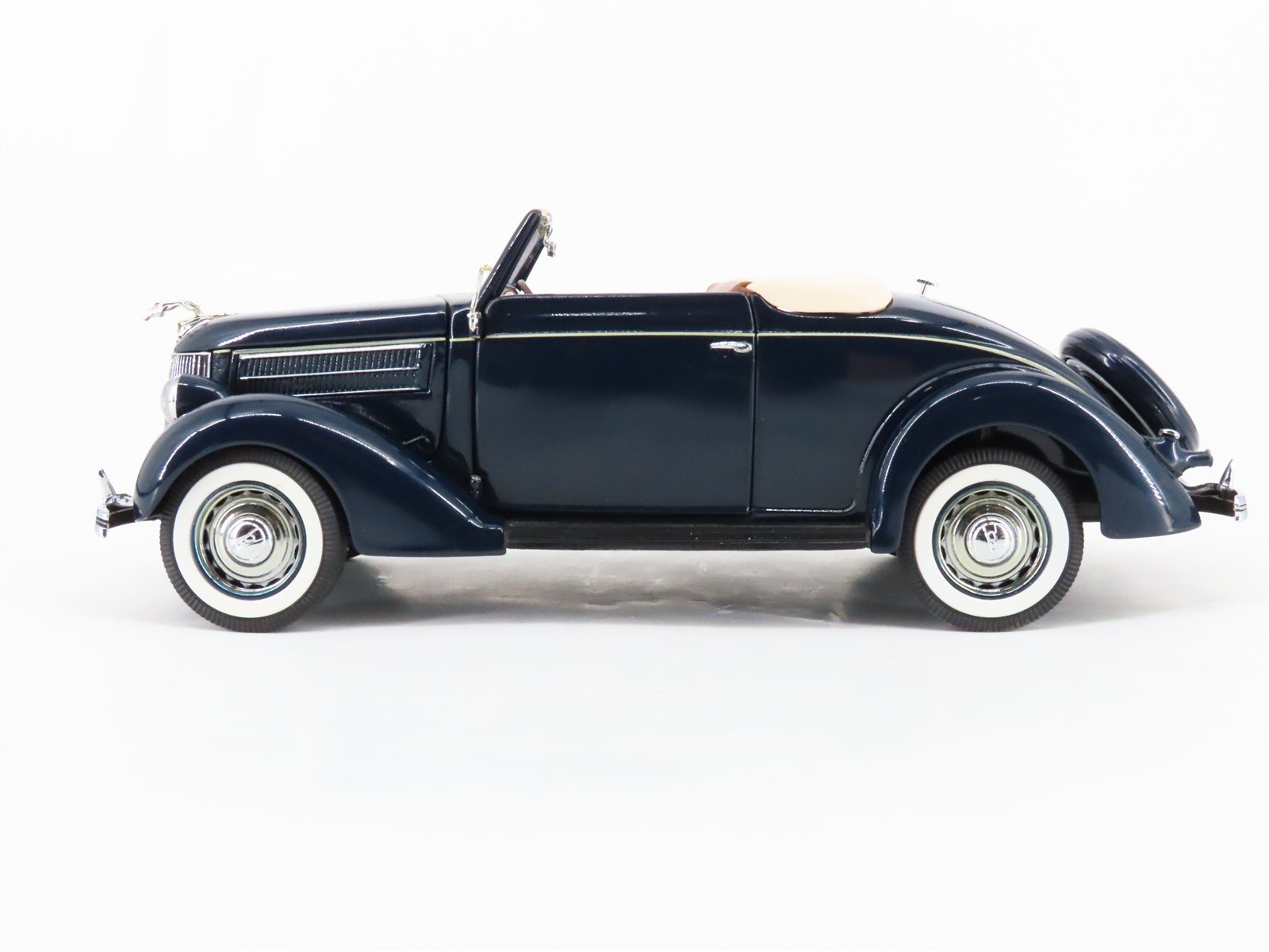 1:24 Scale Danbury Mint Die-Cast 1936 Ford Deluxe Cabriolet Coupe