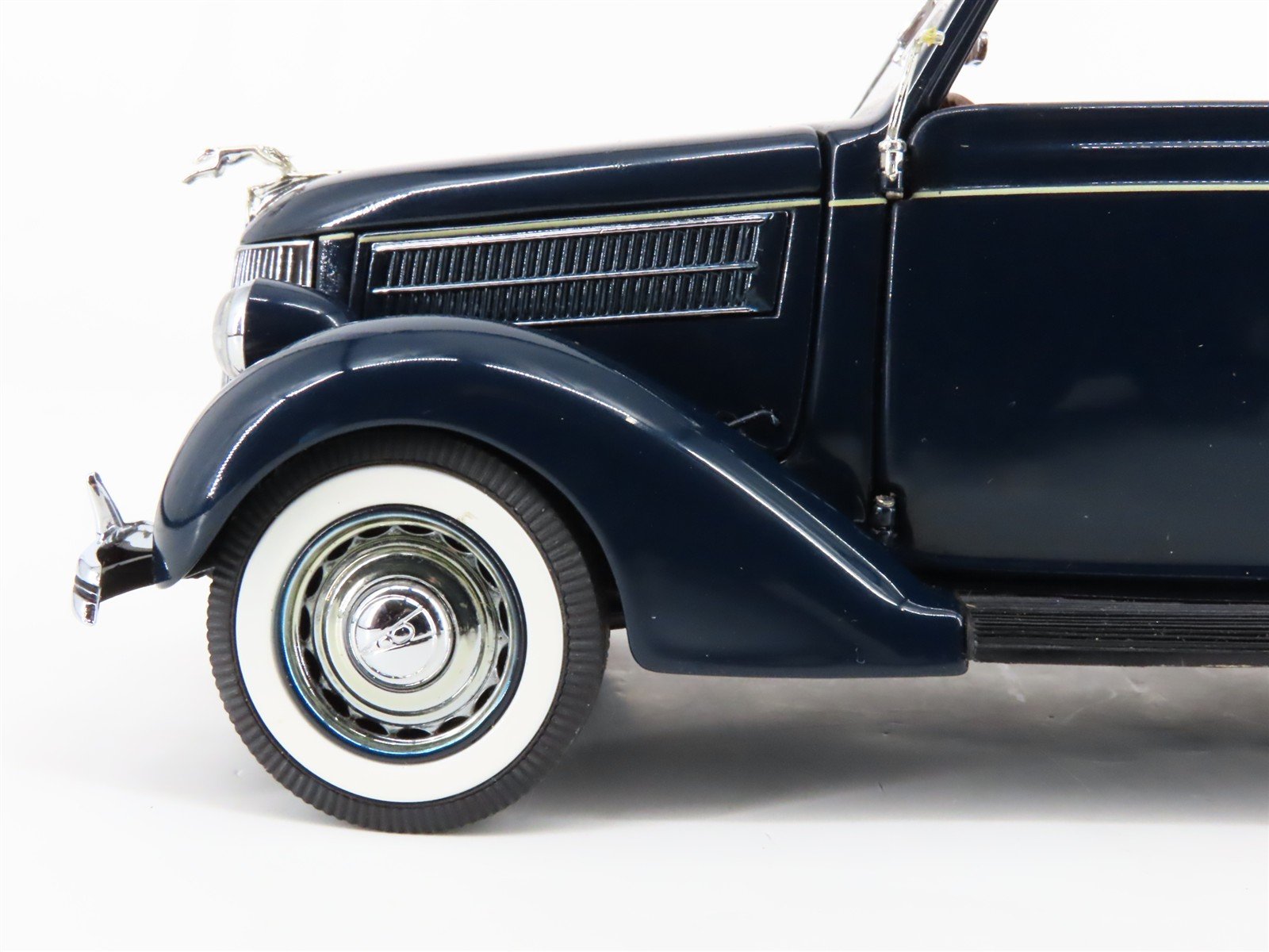 1:24 Scale Danbury Mint Die-Cast 1936 Ford Deluxe Cabriolet Coupe