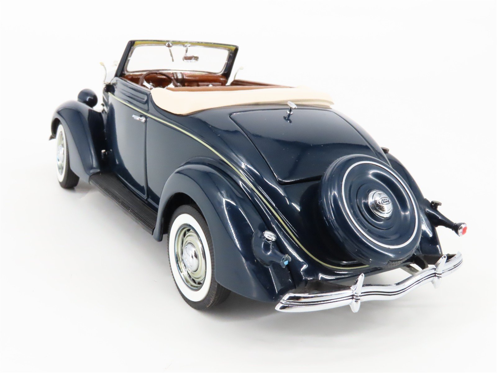 1:24 Scale Danbury Mint Die-Cast 1936 Ford Deluxe Cabriolet Coupe