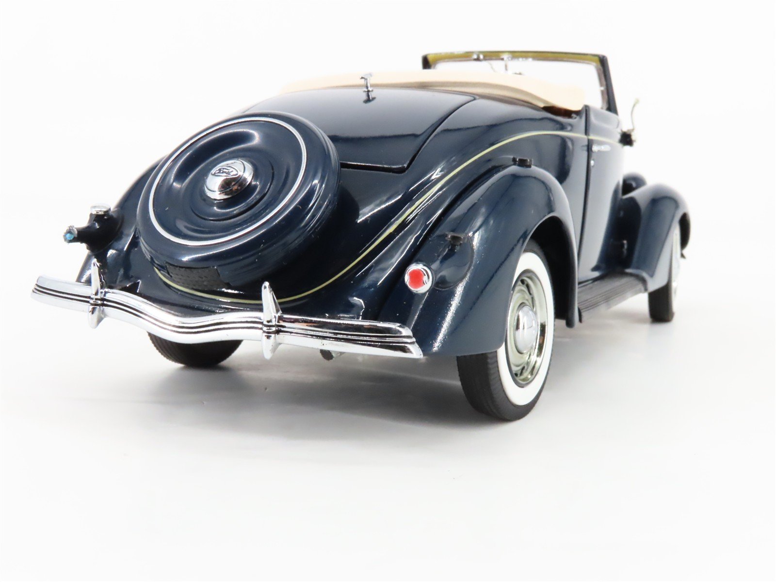 1:24 Scale Danbury Mint Die-Cast 1936 Ford Deluxe Cabriolet Coupe
