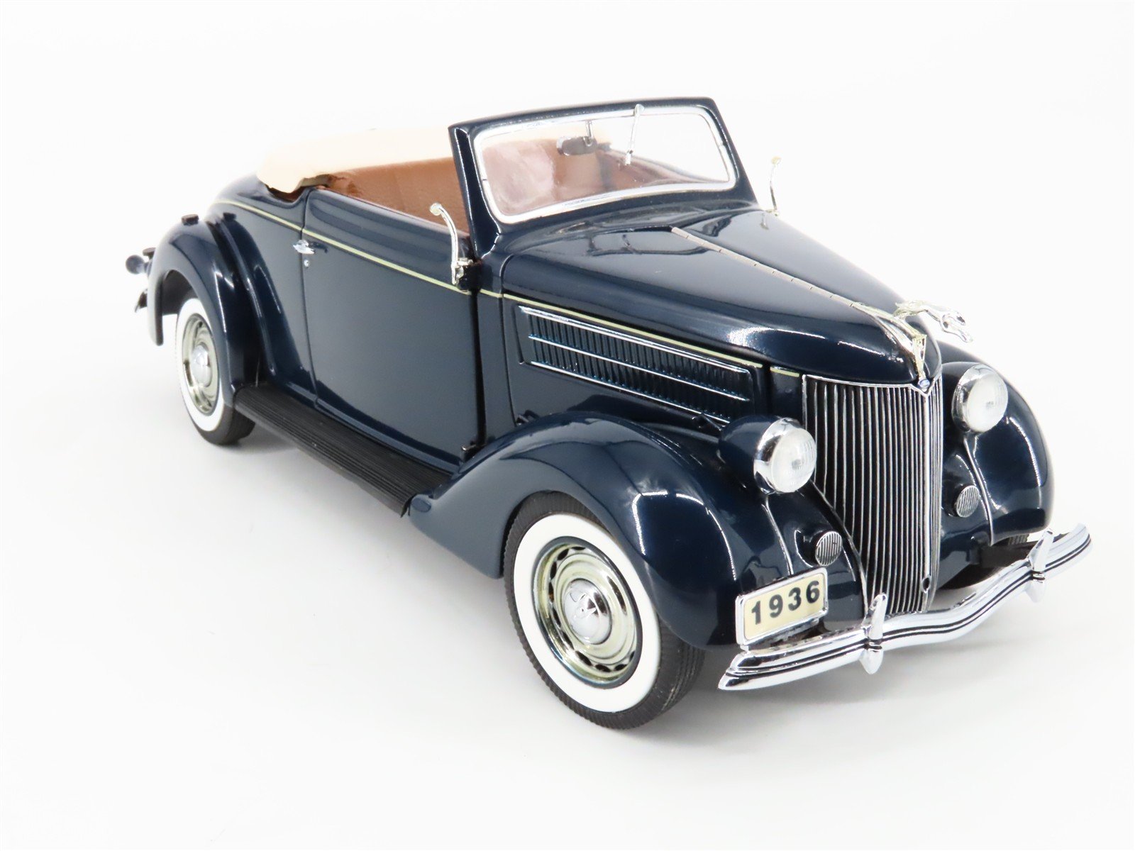 1:24 Scale Danbury Mint Die-Cast 1936 Ford Deluxe Cabriolet Coupe
