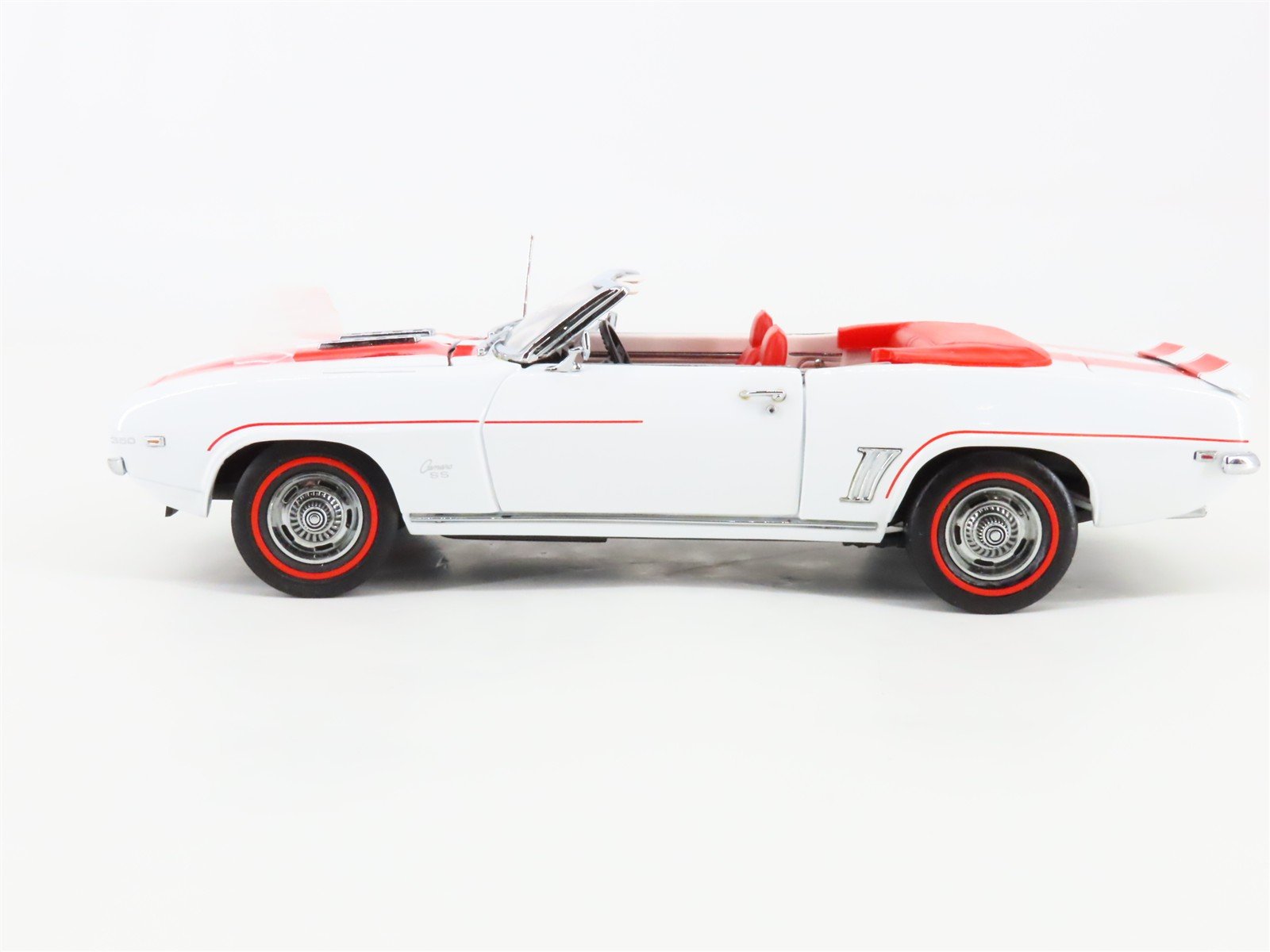 1:24 Scale Danbury Mint Die-Cast 1969 Chevrolet Camaro SS - Racing Colors