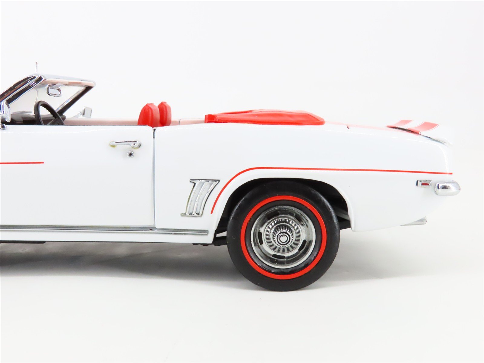 1:24 Scale Danbury Mint Die-Cast 1969 Chevrolet Camaro SS - Racing Colors