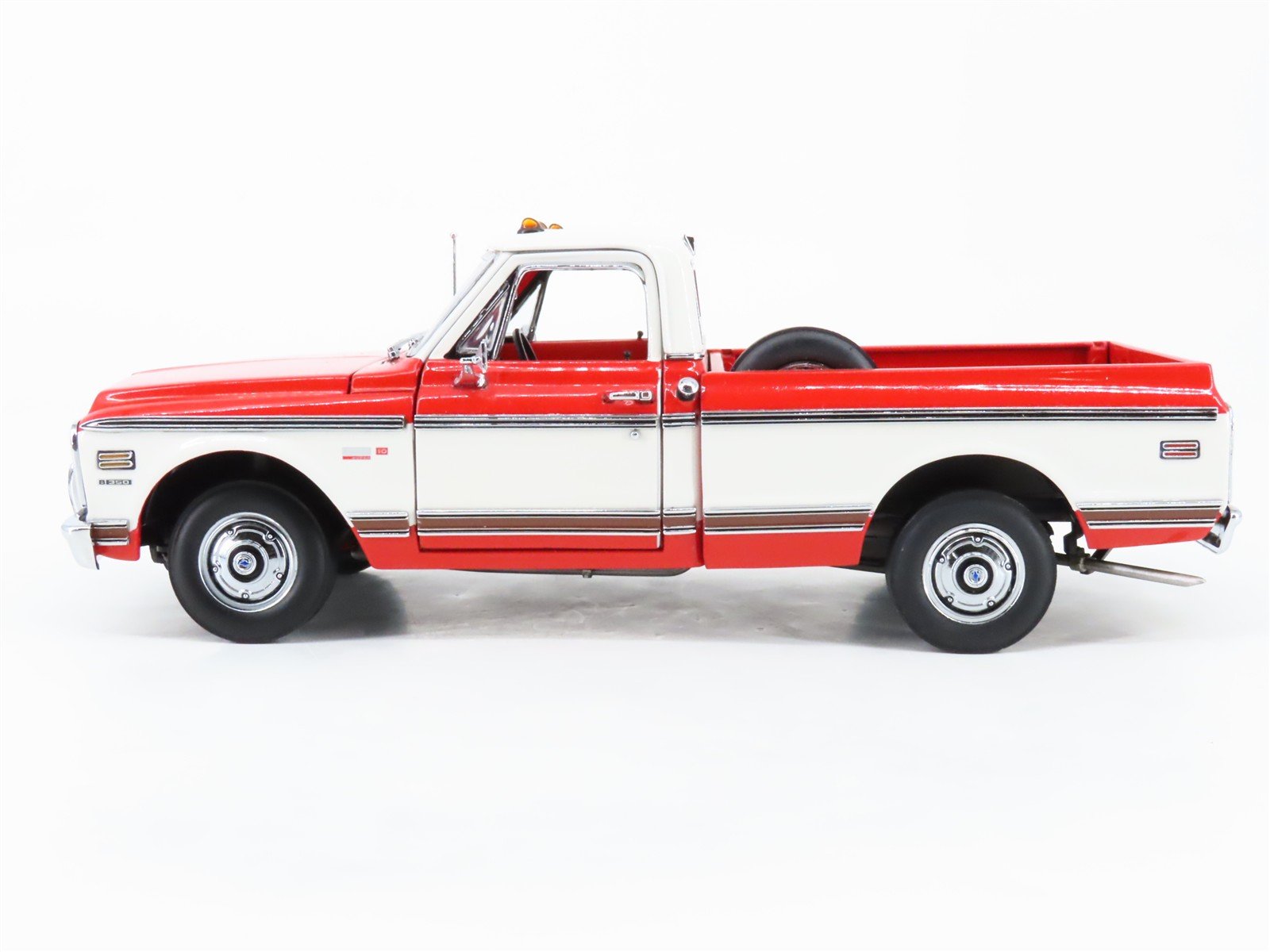 1:24 Scale Danbury Mint Die-Cast 1972 Chevrolet Cheyenne Pickup Truck