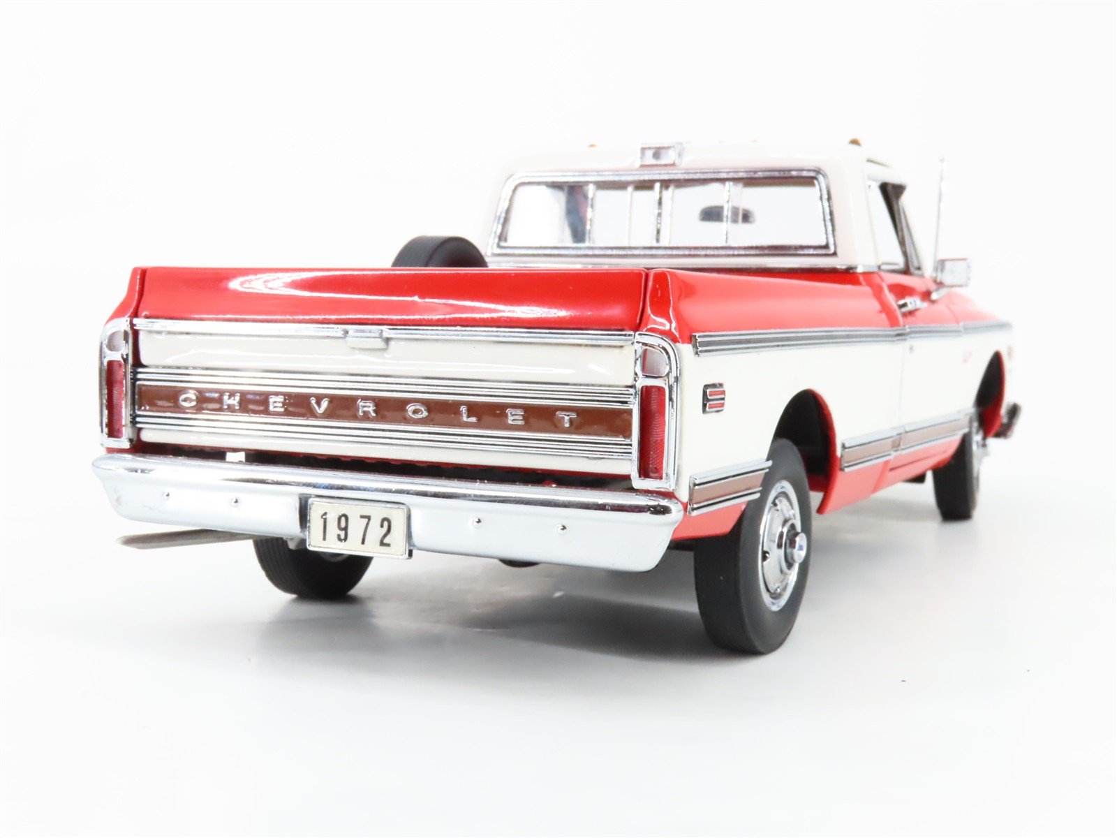 1:24 Scale Danbury Mint Die-Cast 1972 Chevrolet Cheyenne Pickup Truck
