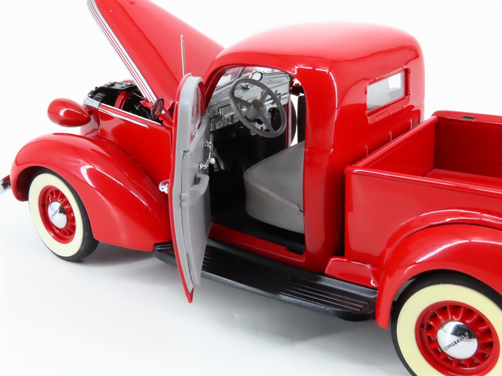 1:24 Scale Danbury Mint Die-Cast 1937 Studebaker Pickup Truck