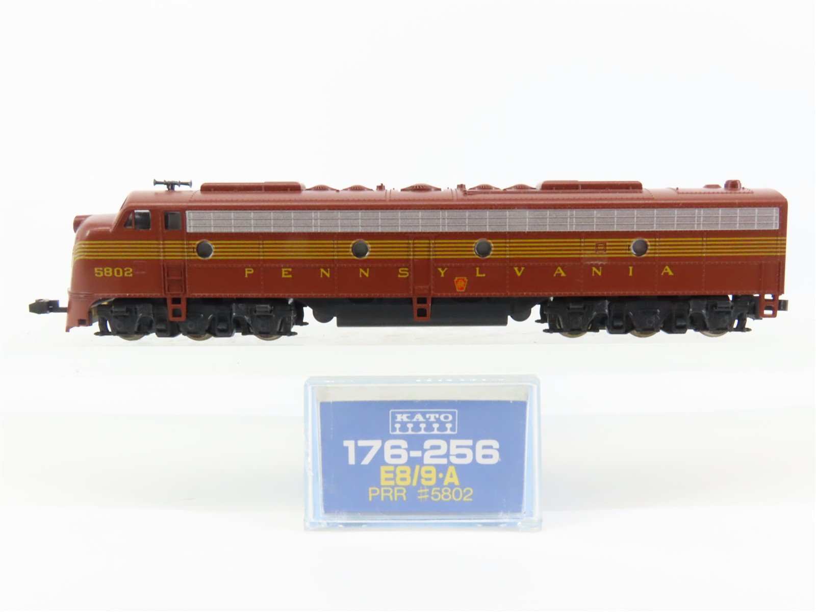 N Scale KATO 176-256 PRR Pennsylvania EMD E8/9A Diesel Locomotive #5802