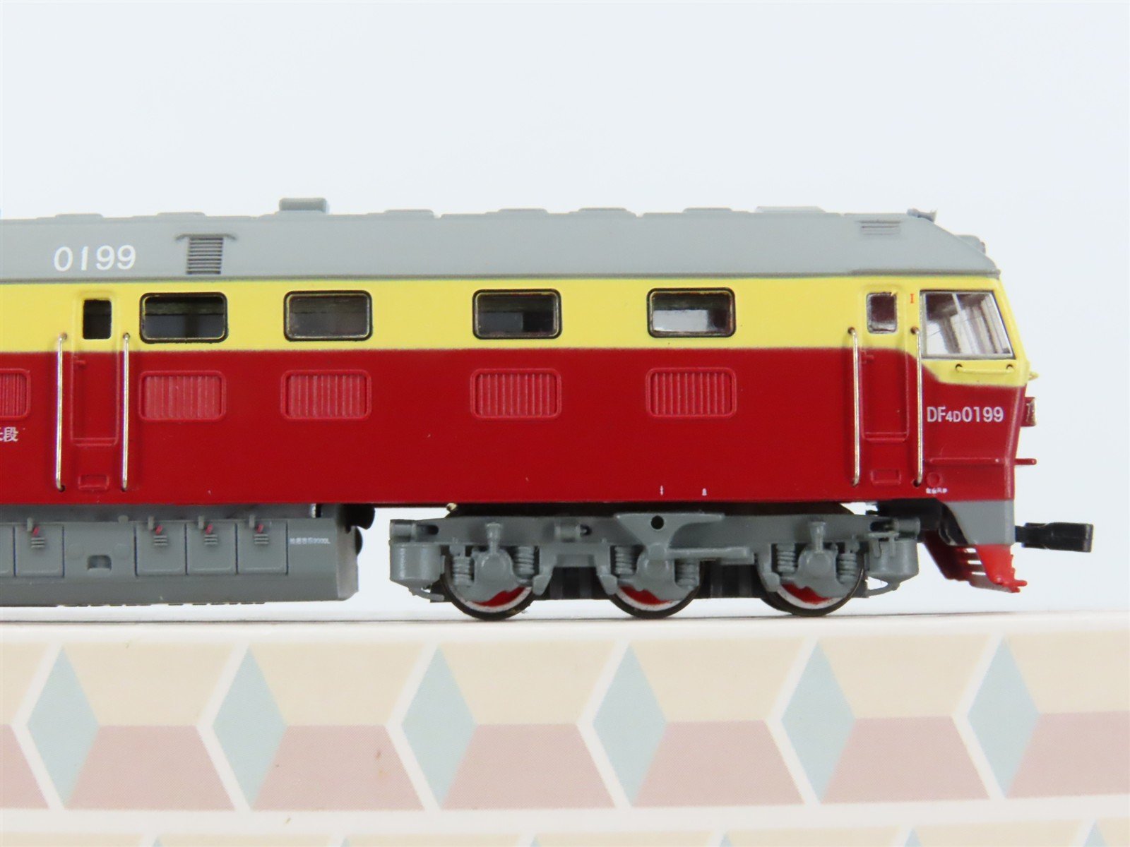 N Scale Minitown 10002 C64/C64K Type Diesel Locomotive & 8 Gondola Set