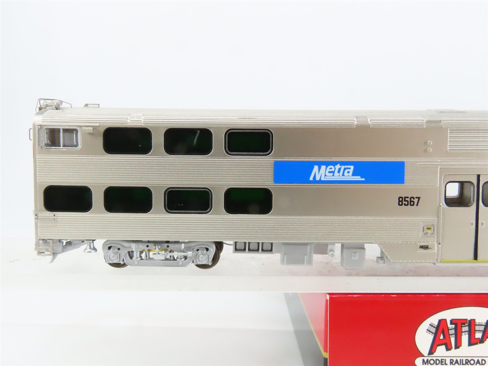 HO Scale Atlas 20007053 Metra Type 8500 Cab Passenger Car #8567