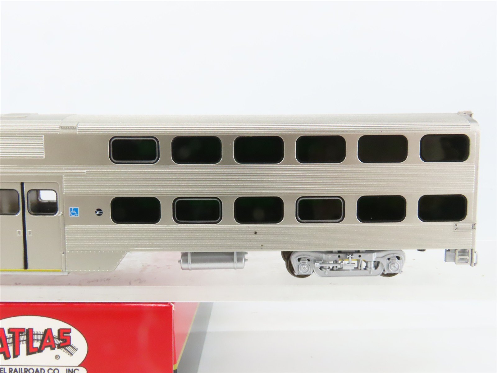 HO Scale Atlas 20007053 Metra Type 8500 Cab Passenger Car #8567