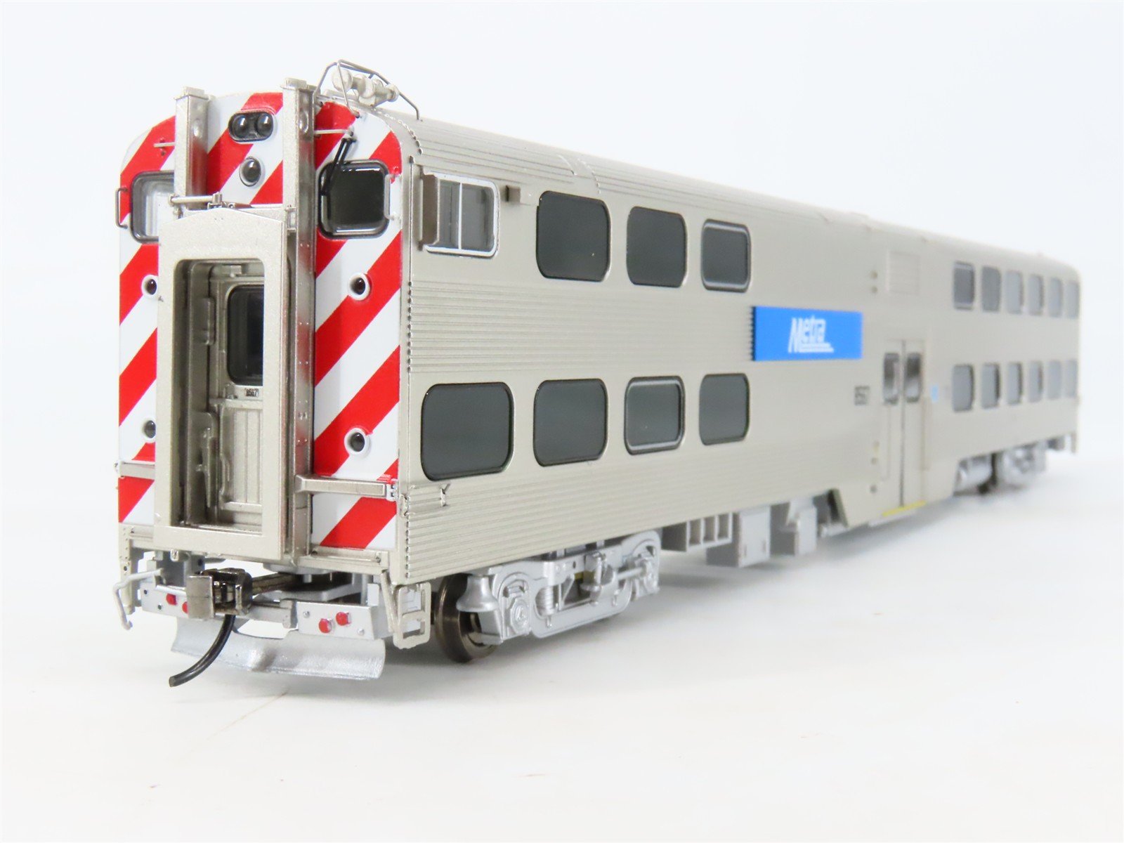 HO Scale Atlas 20007053 Metra Type 8500 Cab Passenger Car #8567