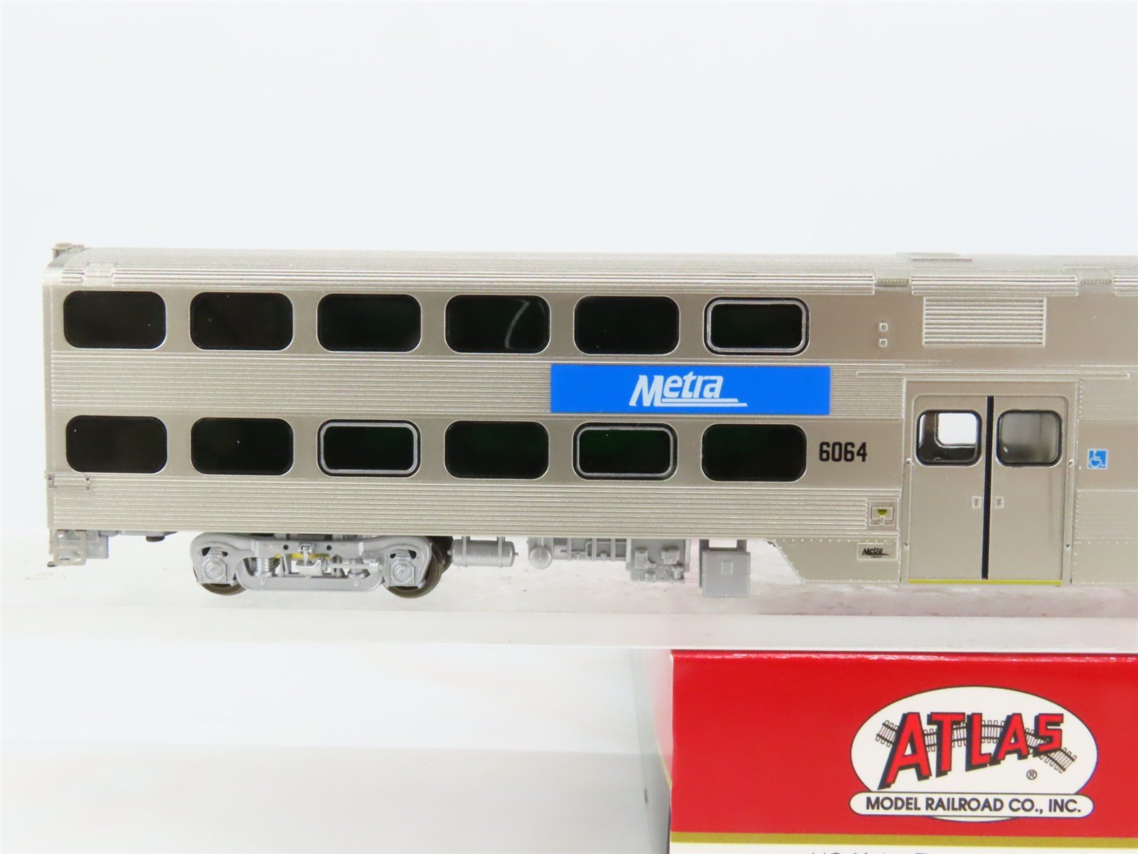 HO Scale Atlas 20007056-1 Metra Type 6000 Trailer Passenger Car #6064