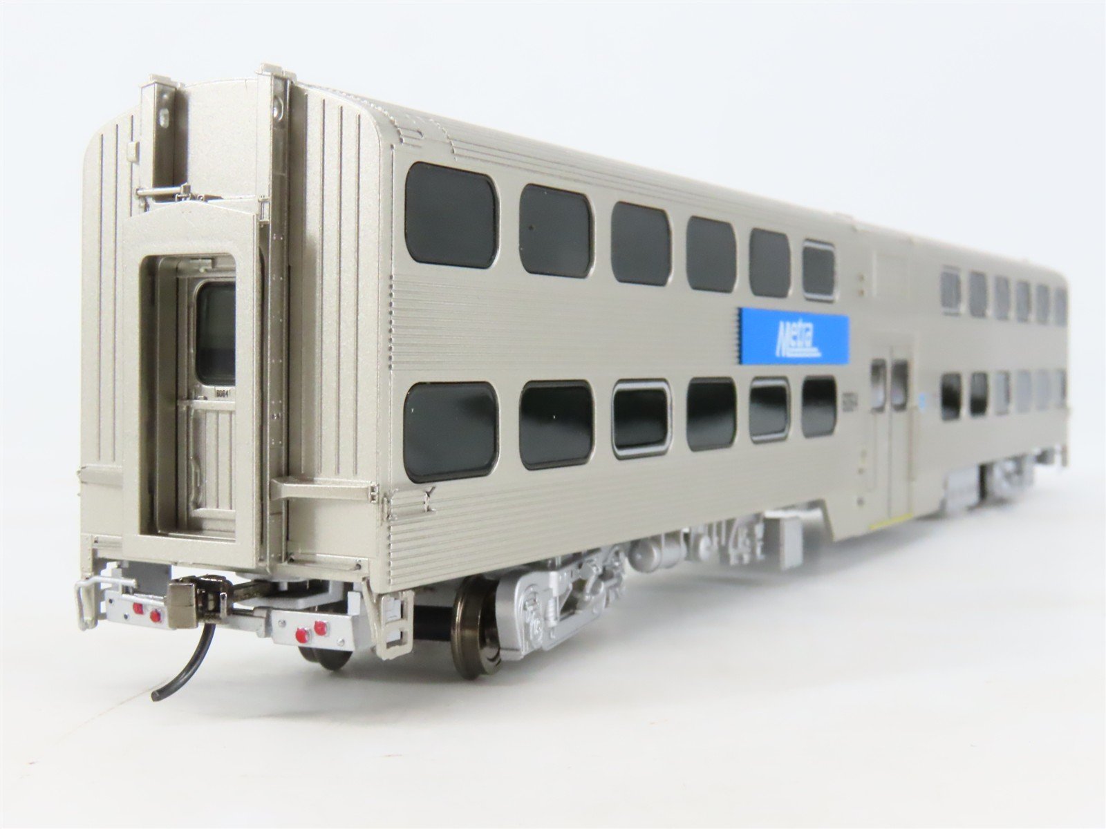 HO Scale Atlas 20007056-1 Metra Type 6000 Trailer Passenger Car #6064