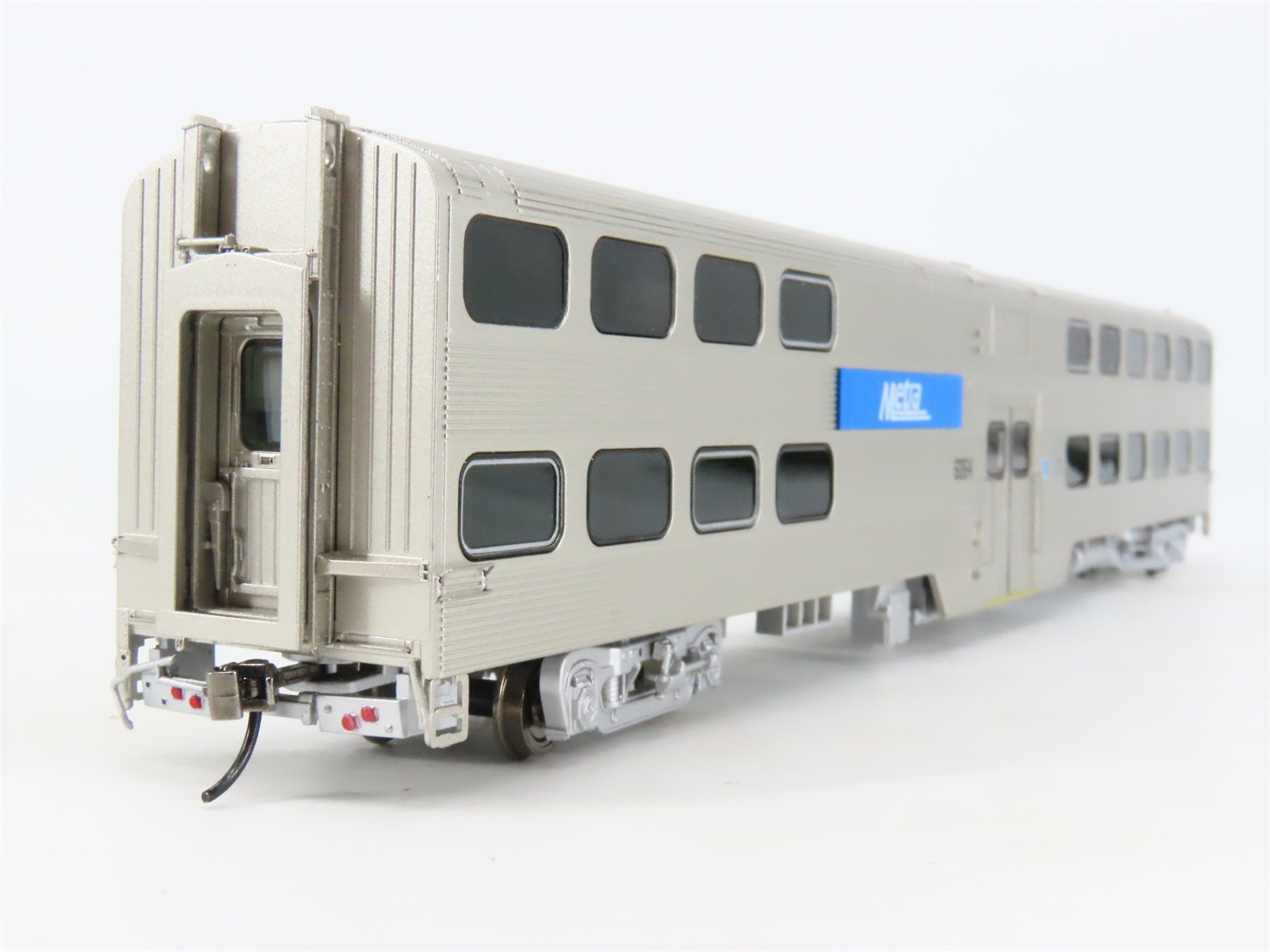 HO Scale Atlas 20007056-1 Metra Type 6000 Trailer Passenger Car #6064