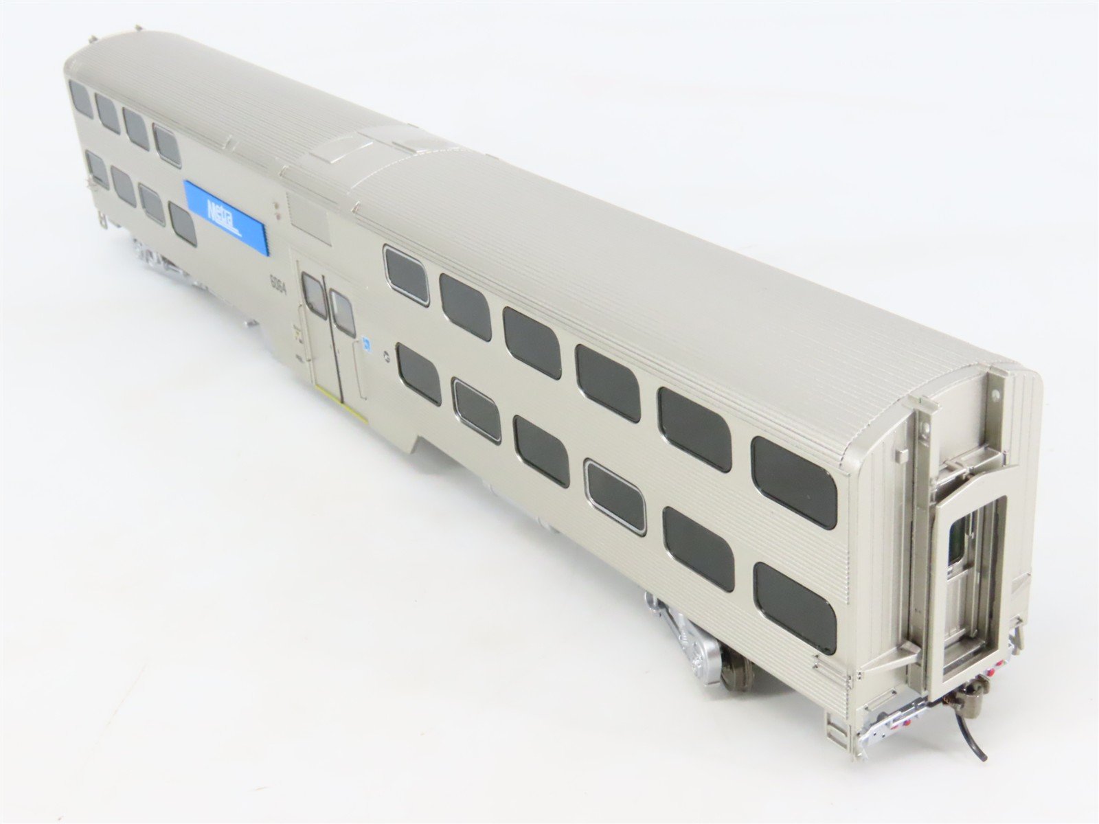 HO Scale Atlas 20007056-1 Metra Type 6000 Trailer Passenger Car #6064