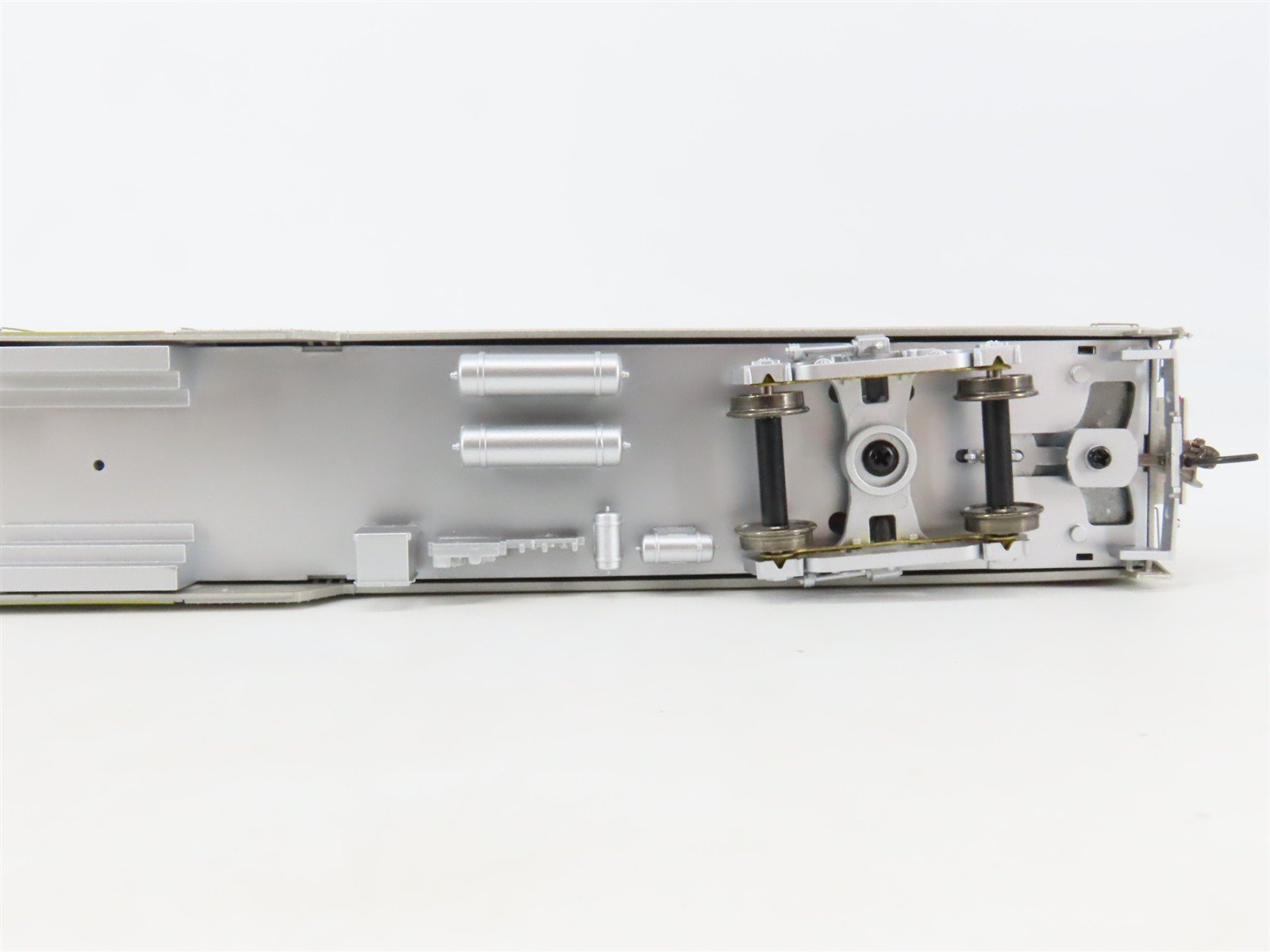HO Scale Atlas 20007056-1 Metra Type 6000 Trailer Passenger Car #6064