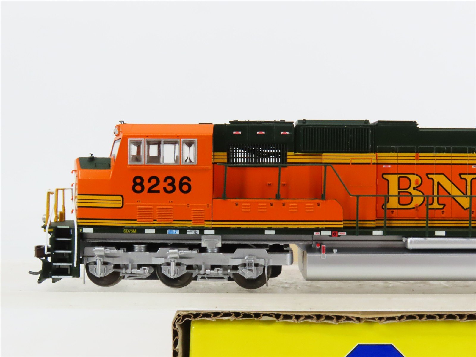 HO Scale Athearn Genesis G6175 BNSF Railway Heritage SD75M Diesel #8236