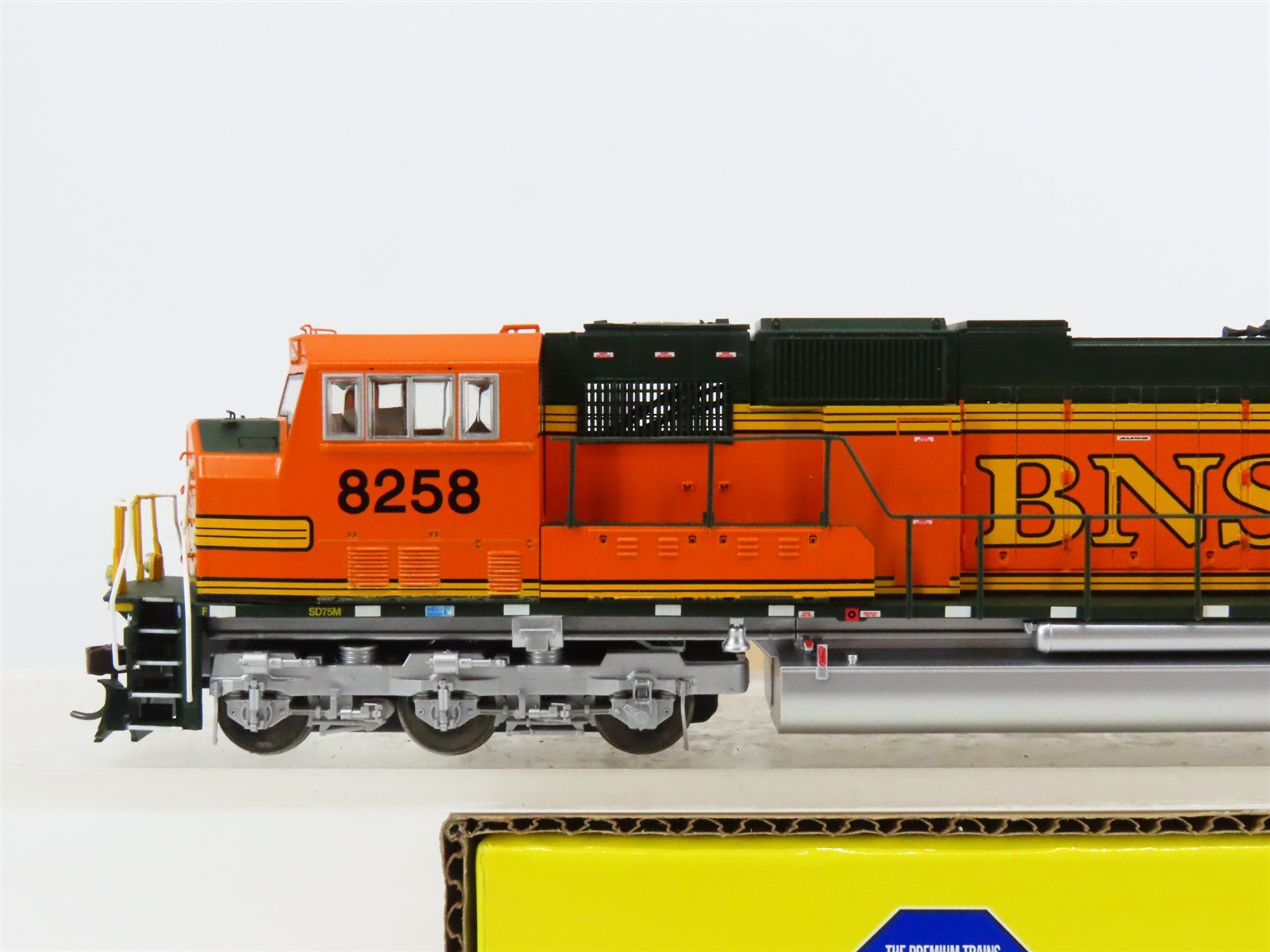 HO Scale Athearn Genesis G6176 BNSF Railway Heritage SD75M Diesel #8258