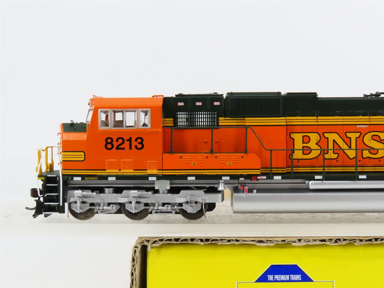 HO Scale Athearn Genesis G6174 BNSF Railway Heritage SD75M Diesel #8213