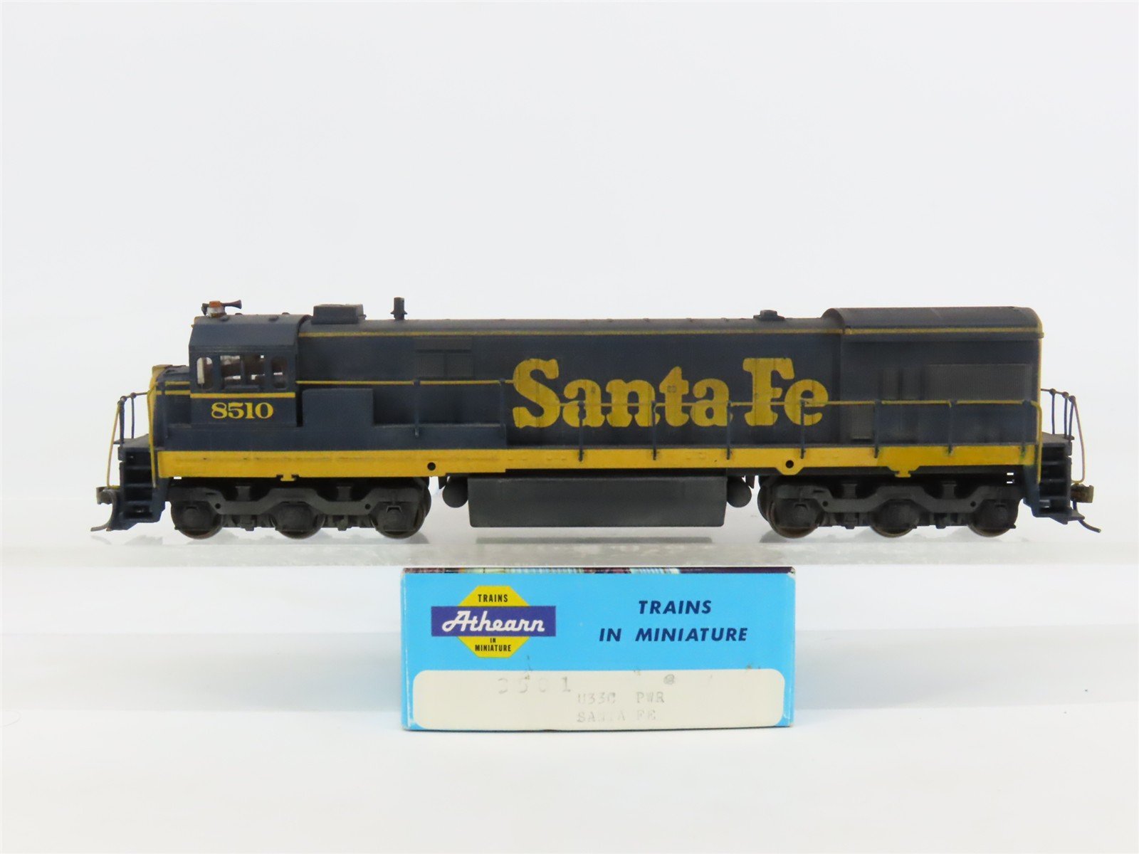 HO Scale Athearn 3501 ATSF Santa Fe GE U33C Diesel #8510 - Weathered