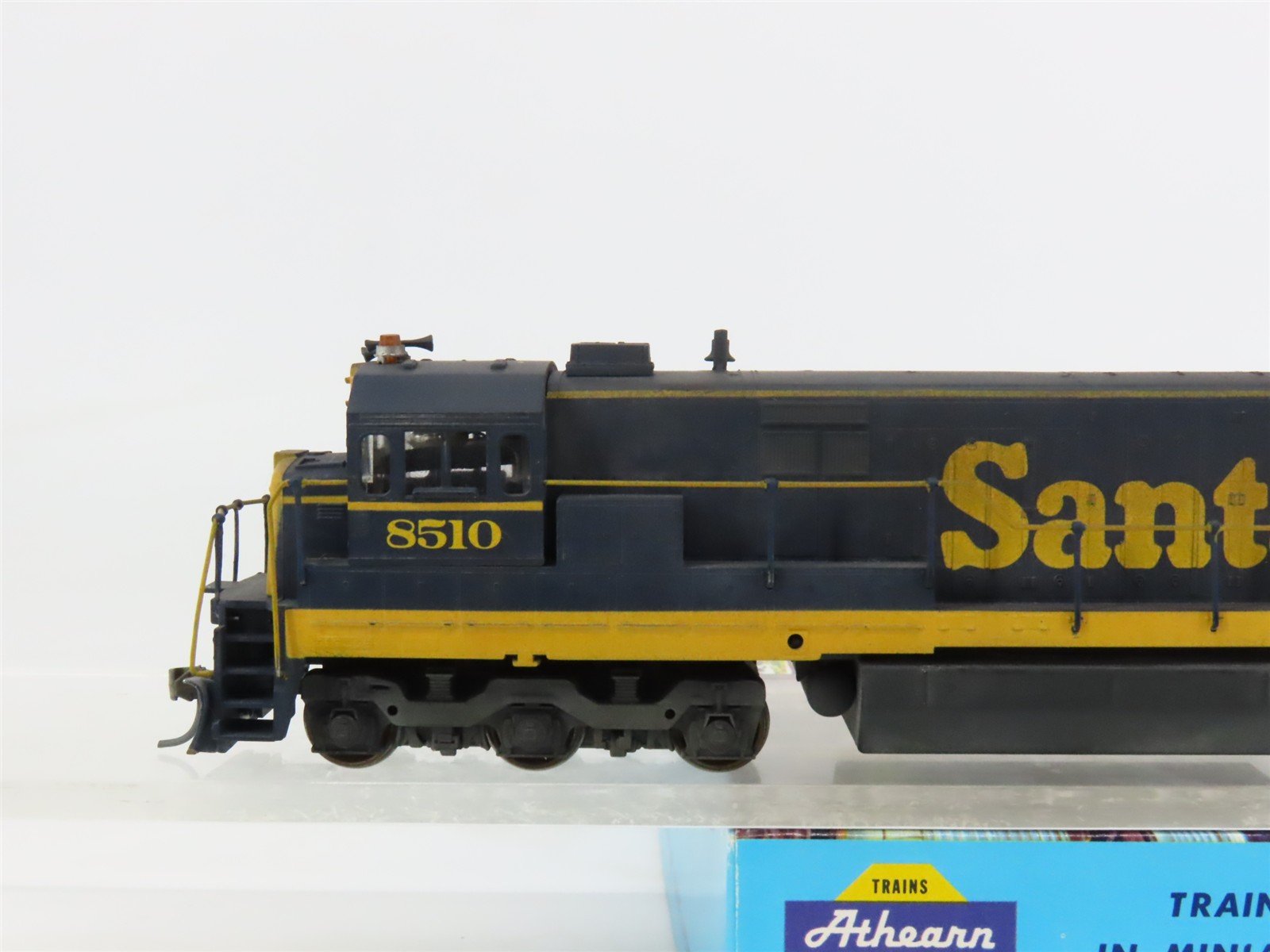 HO Scale Athearn 3501 ATSF Santa Fe GE U33C Diesel #8510 - Weathered