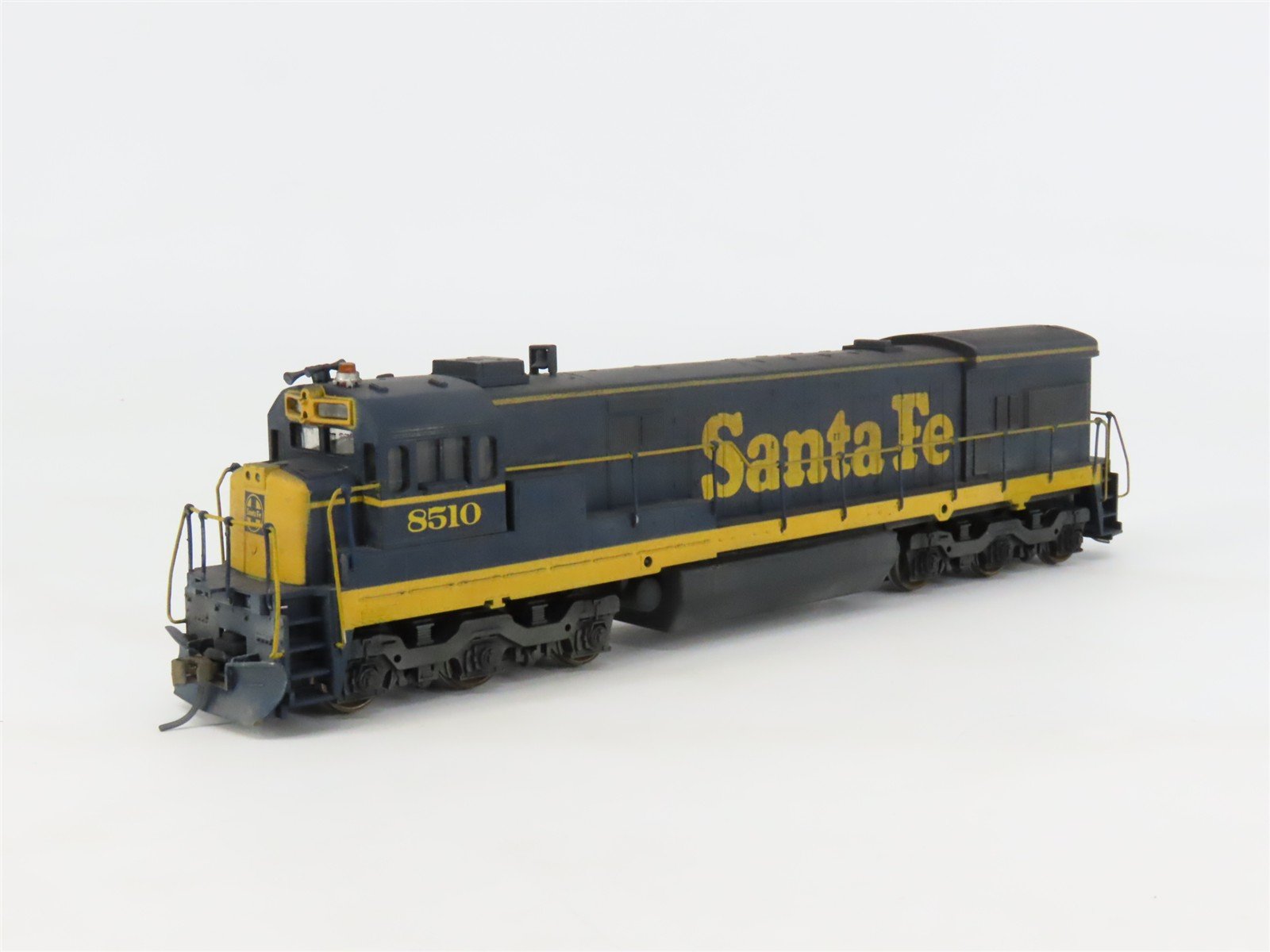 HO Scale Athearn 3501 ATSF Santa Fe GE U33C Diesel #8510 - Weathered