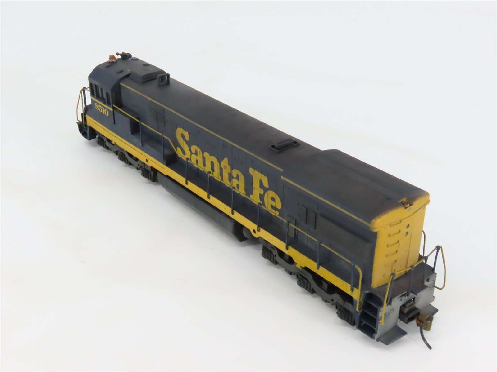 HO Scale Athearn 3501 ATSF Santa Fe GE U33C Diesel #8510 - Weathered