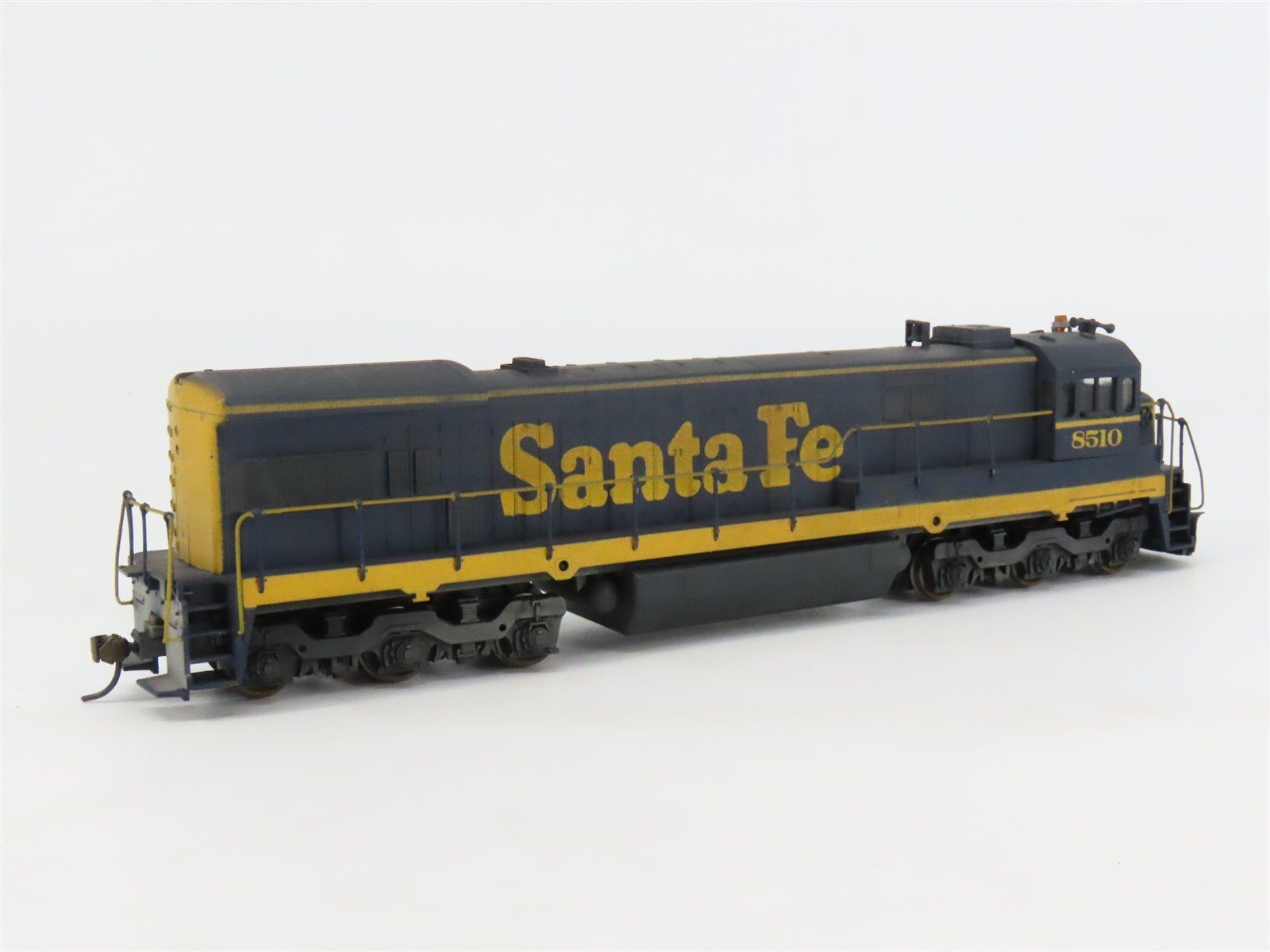 HO Scale Athearn 3501 ATSF Santa Fe GE U33C Diesel #8510 - Weathered