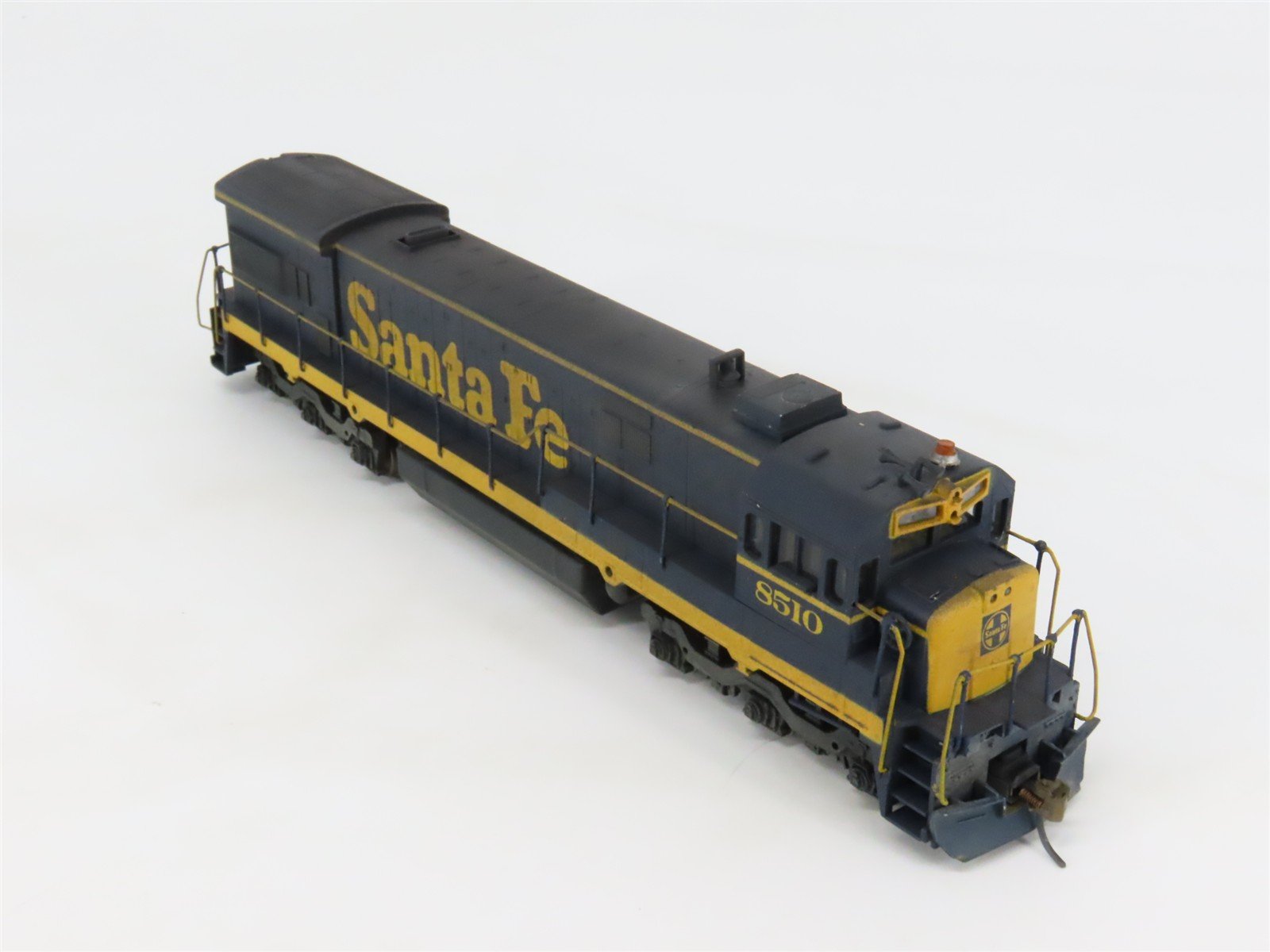 HO Scale Athearn 3501 ATSF Santa Fe GE U33C Diesel #8510 - Weathered