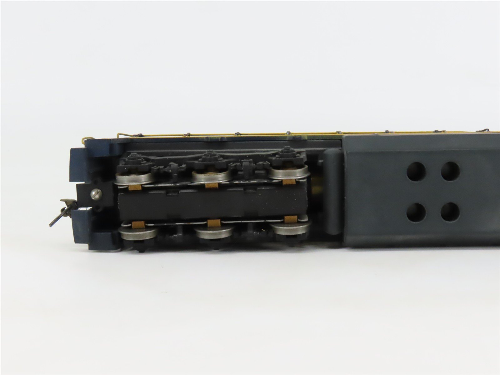 HO Scale Athearn 3501 ATSF Santa Fe GE U33C Diesel #8510 - Weathered