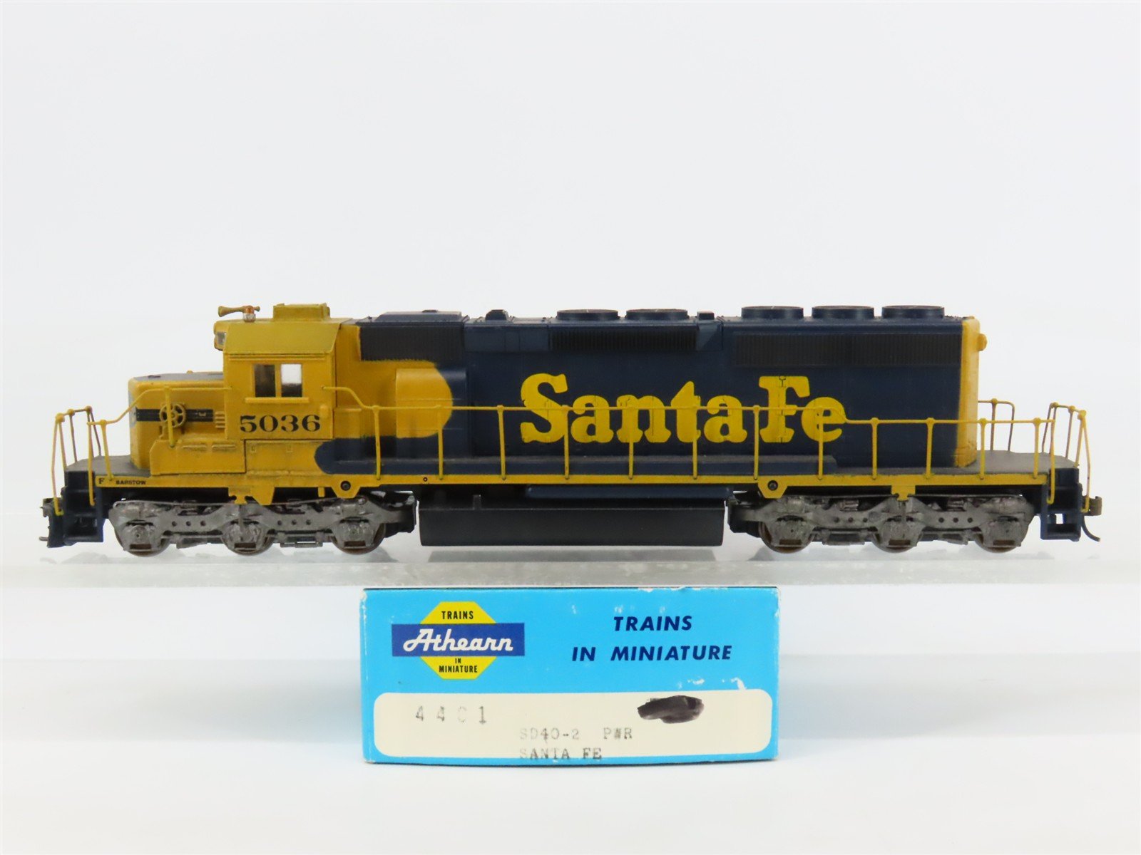 HO Scale Athearn 4401 ATSF Santa Fe EMD SD40-2 Diesel #5036 - Weathered