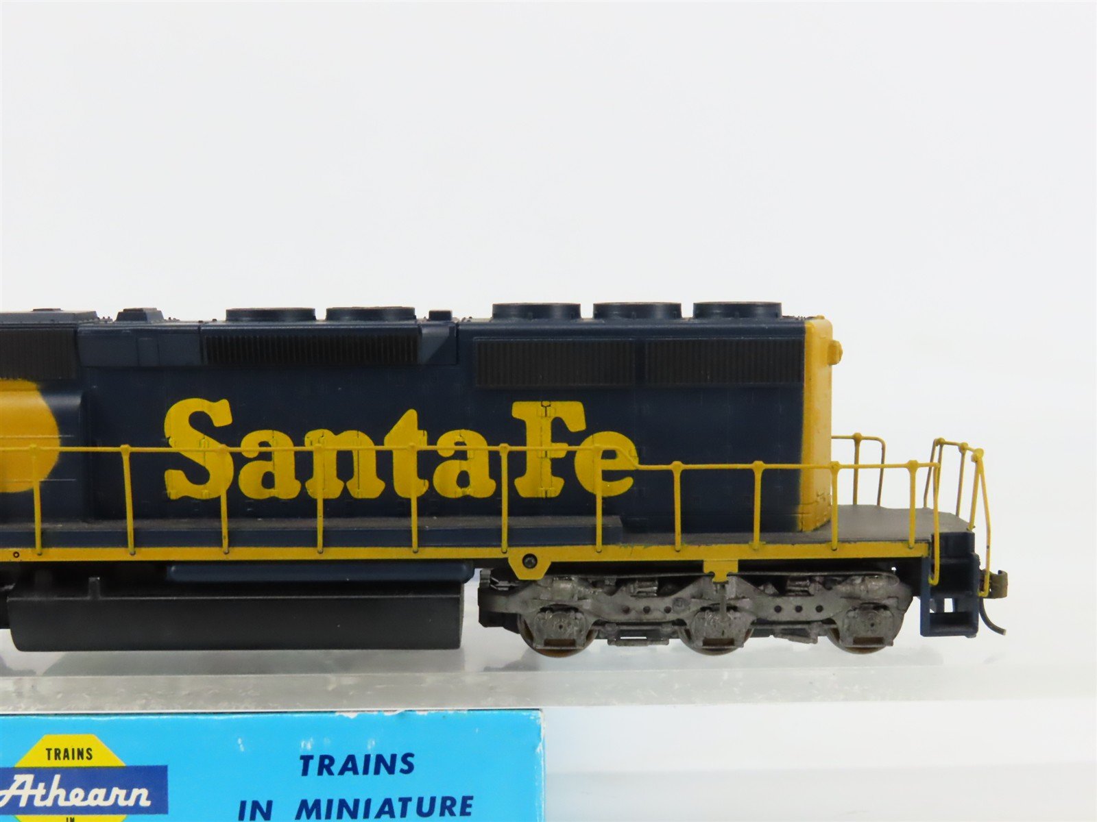 HO Scale Athearn 4401 ATSF Santa Fe EMD SD40-2 Diesel #5036 - Weathered