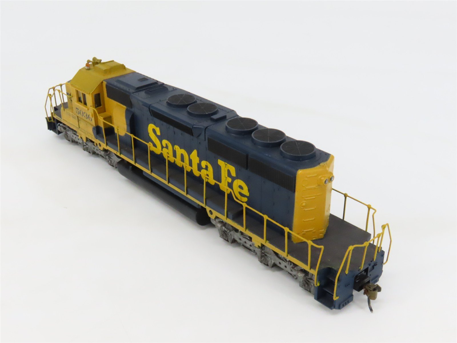 HO Scale Athearn 4401 ATSF Santa Fe EMD SD40-2 Diesel #5036 - Weathered