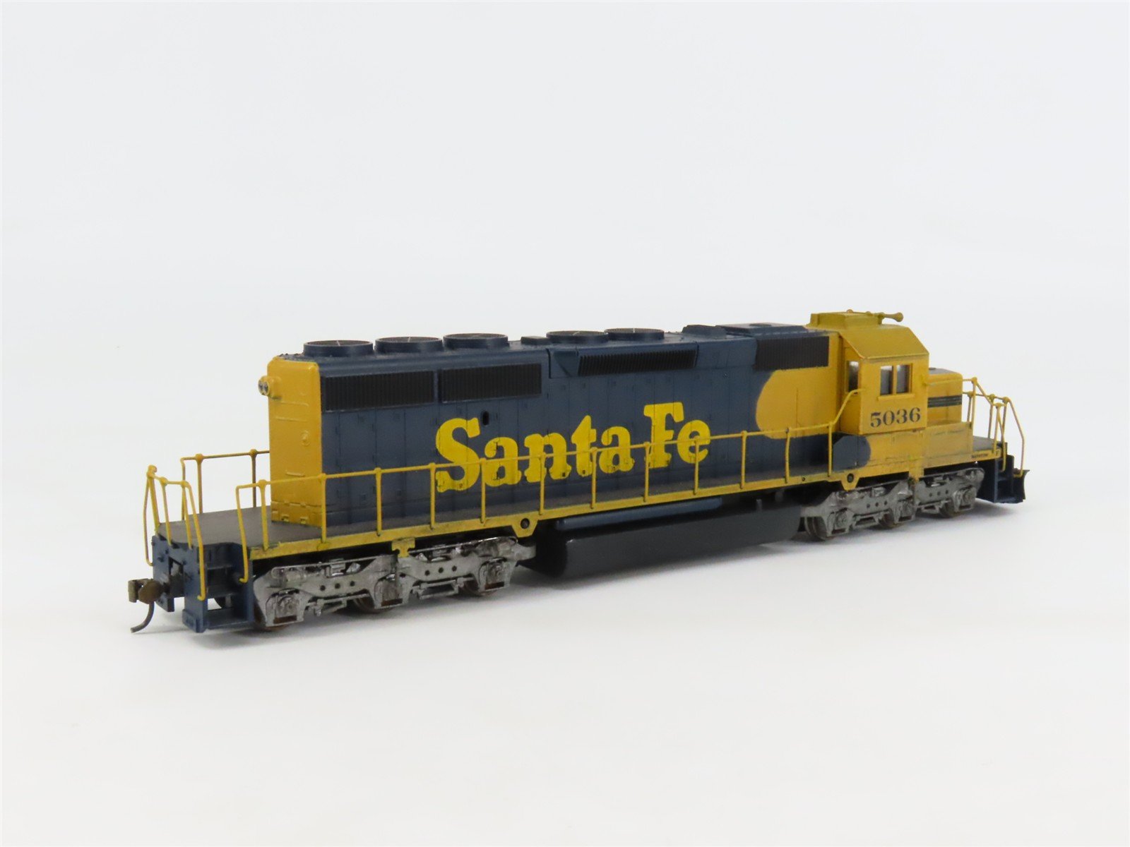 HO Scale Athearn 4401 ATSF Santa Fe EMD SD40-2 Diesel #5036 - Weathered